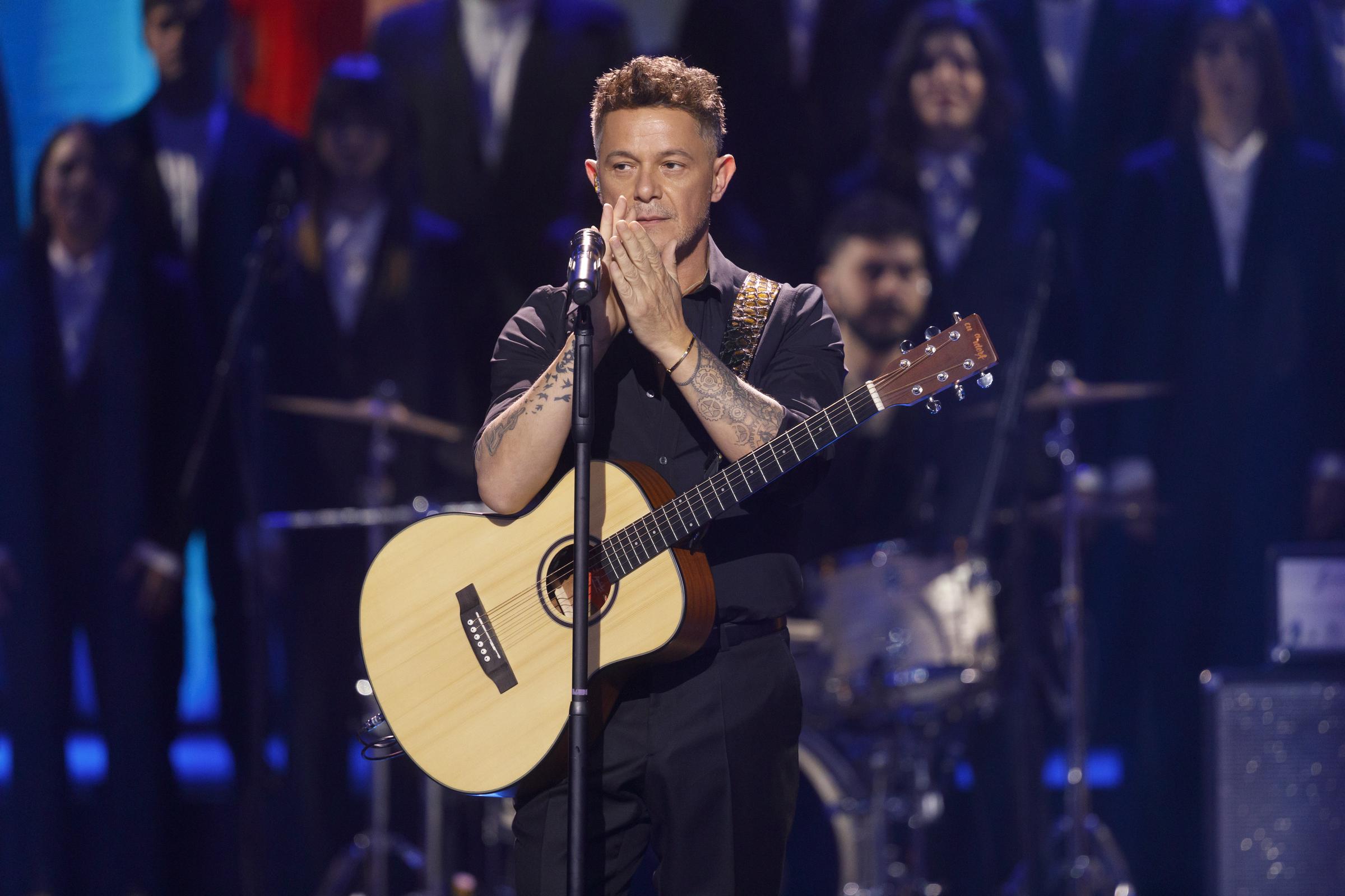 Alejandro Sanz durante la ceremonia de la 39ª edición de los Premios Goya en el Palacio de Exposiciones y Congresos de Granada, el 8 de febrero de 2025, en Granada, Andalucía, España. | Fuente: Getty Images