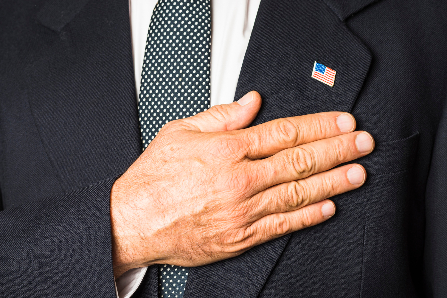 Un hombre mayor poniéndose la mano en el pecho | Fuente: Freepik