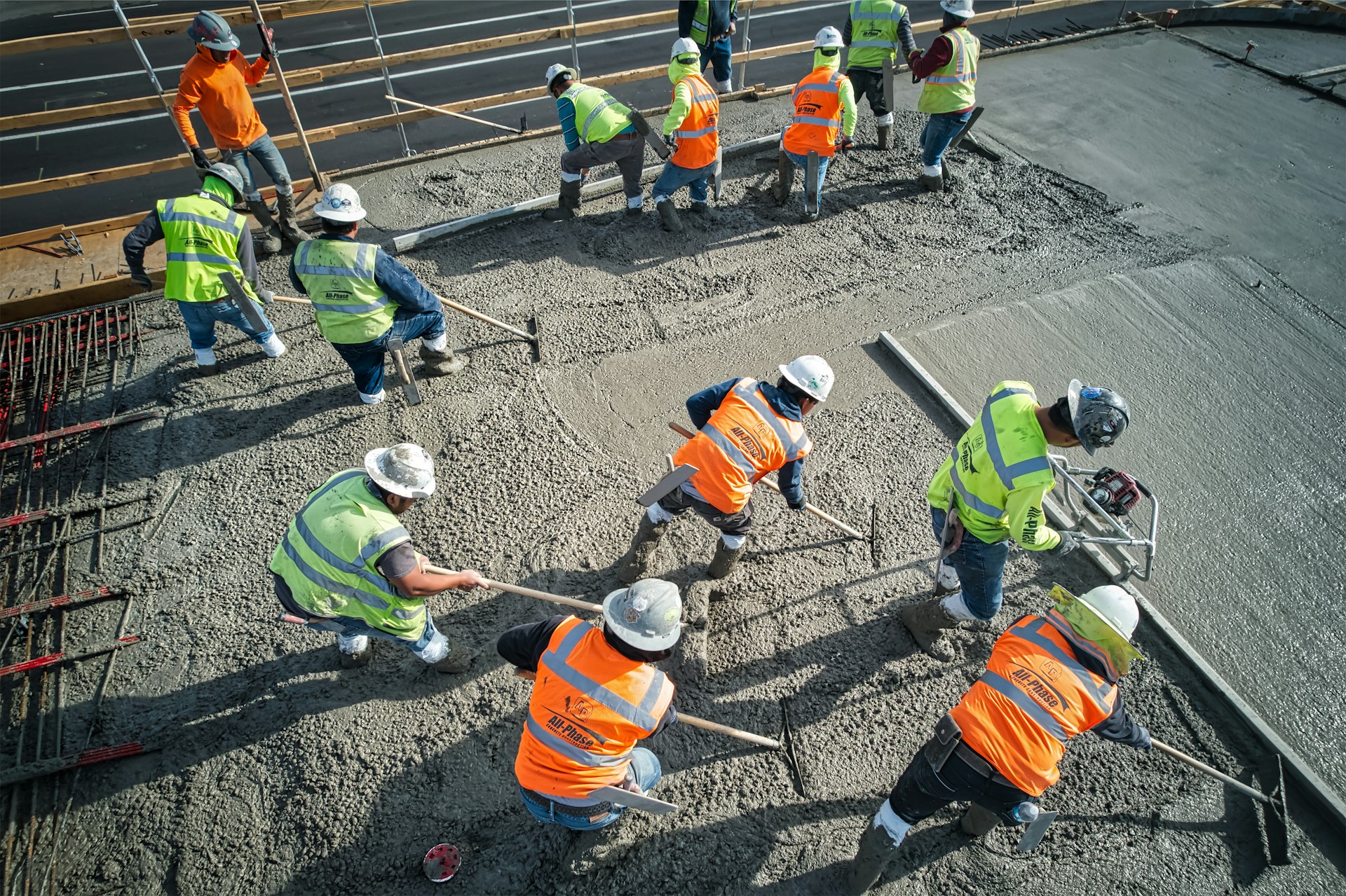 Un equipo de trabajadores de la construcción en una obra | Fuente: Unsplash