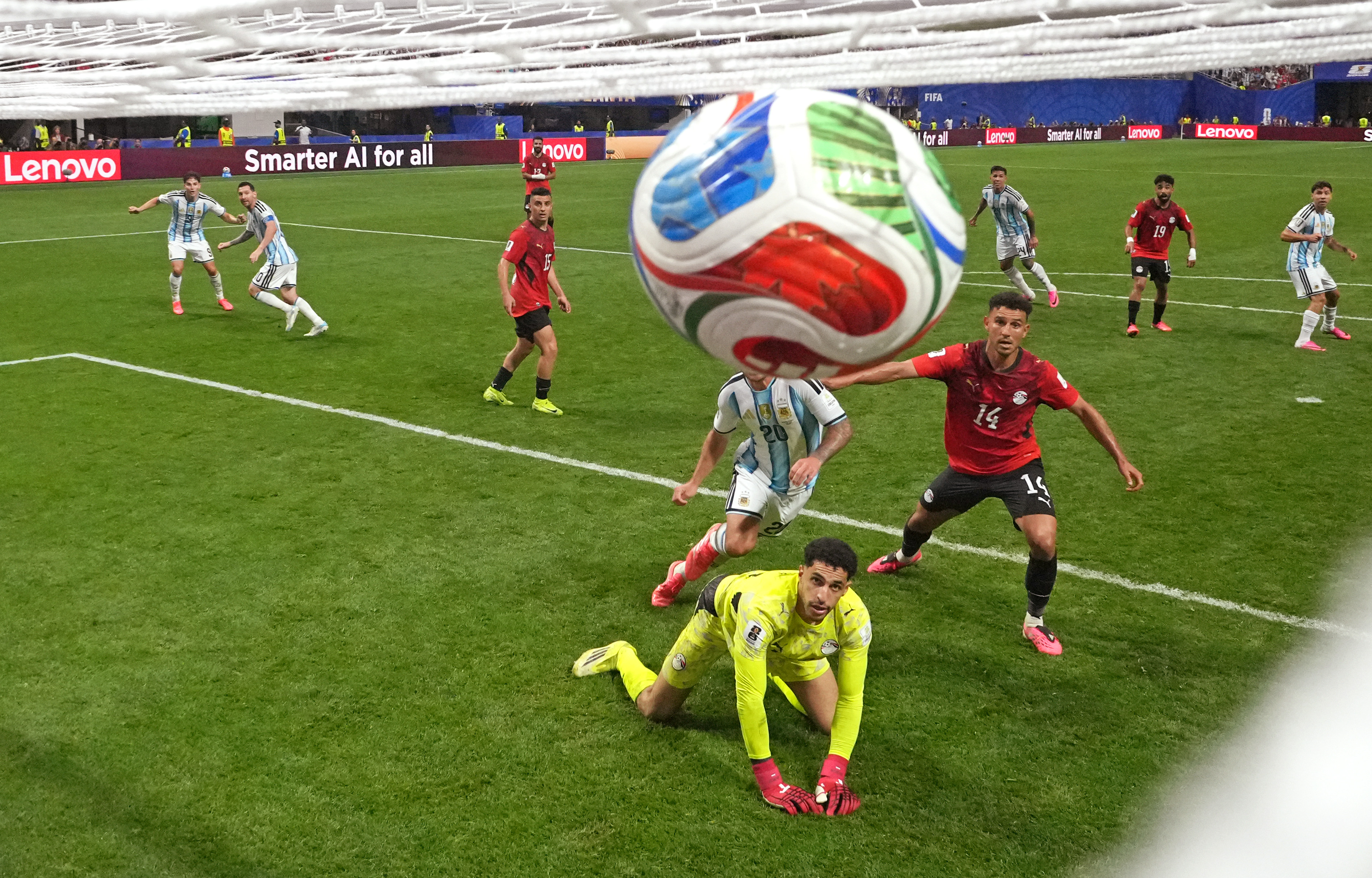 Lionel Messi, número 10 de Argentina, anota el segundo gol de su equipo ante Mostafa Shoubir, número 23 de Egipto, durante el partido de octavos de final de la Copa Mundial de la FIFA 2026 entre Argentina y Egipto en el Estadio de Atlanta el 7 de julio de 2026 en Atlanta, Georgia. | Fuente: Getty Images