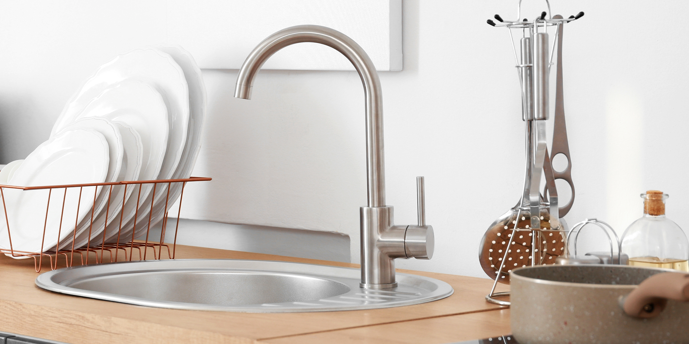 Utensilios junto al fregadero de la cocina | Fuente: Shutterstock