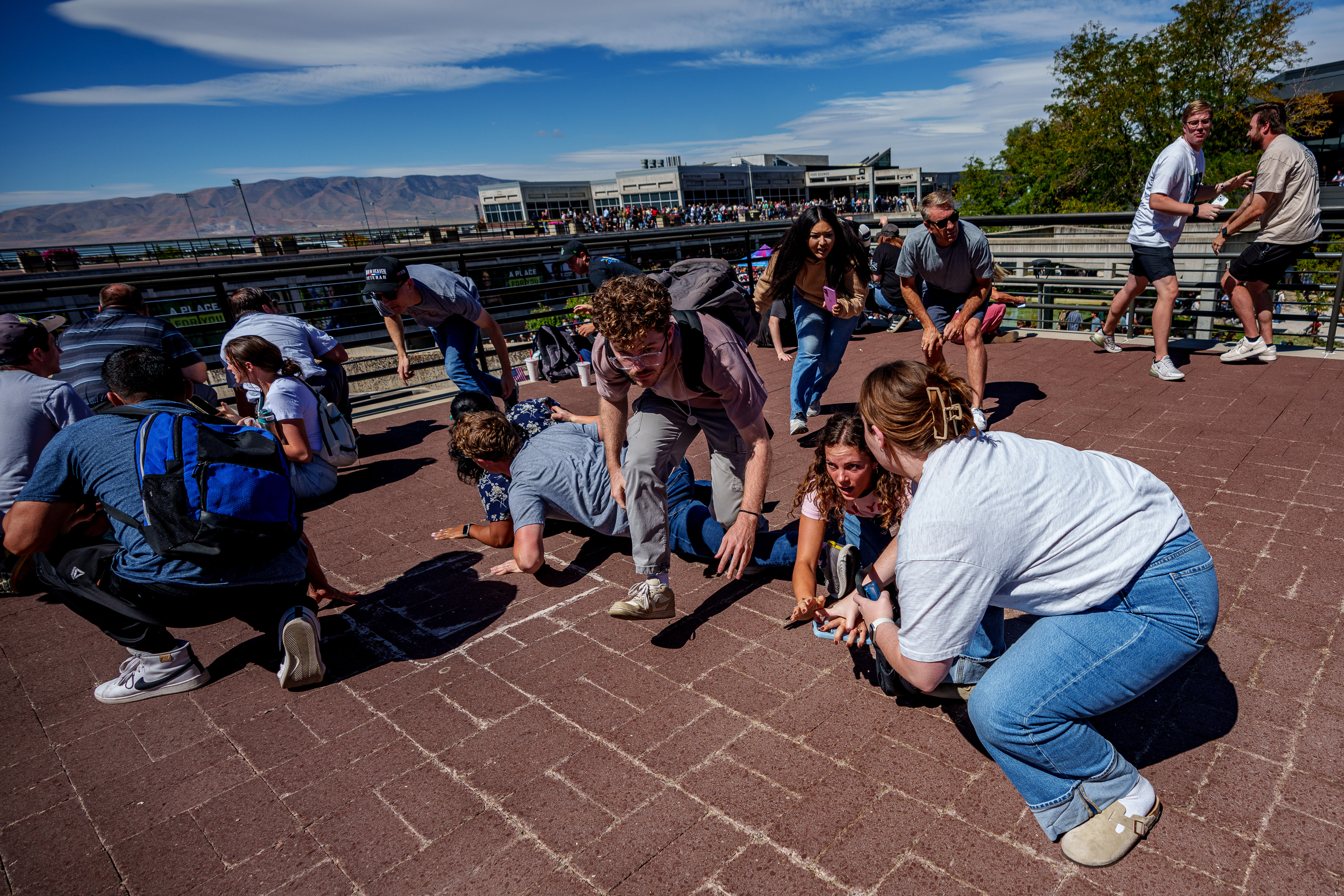 La gente corre tras los disparos durante una presentación de Charlie Kirk en la Universidad del Valle de Utah el 10 de septiembre de 2025 en Orem, Utah. Kirk, fundador de Turning Point USA, estaba dando un discurso en su gira "American Comeback Tour" cuando recibió un disparo y murió. | Fuente: Getty Images