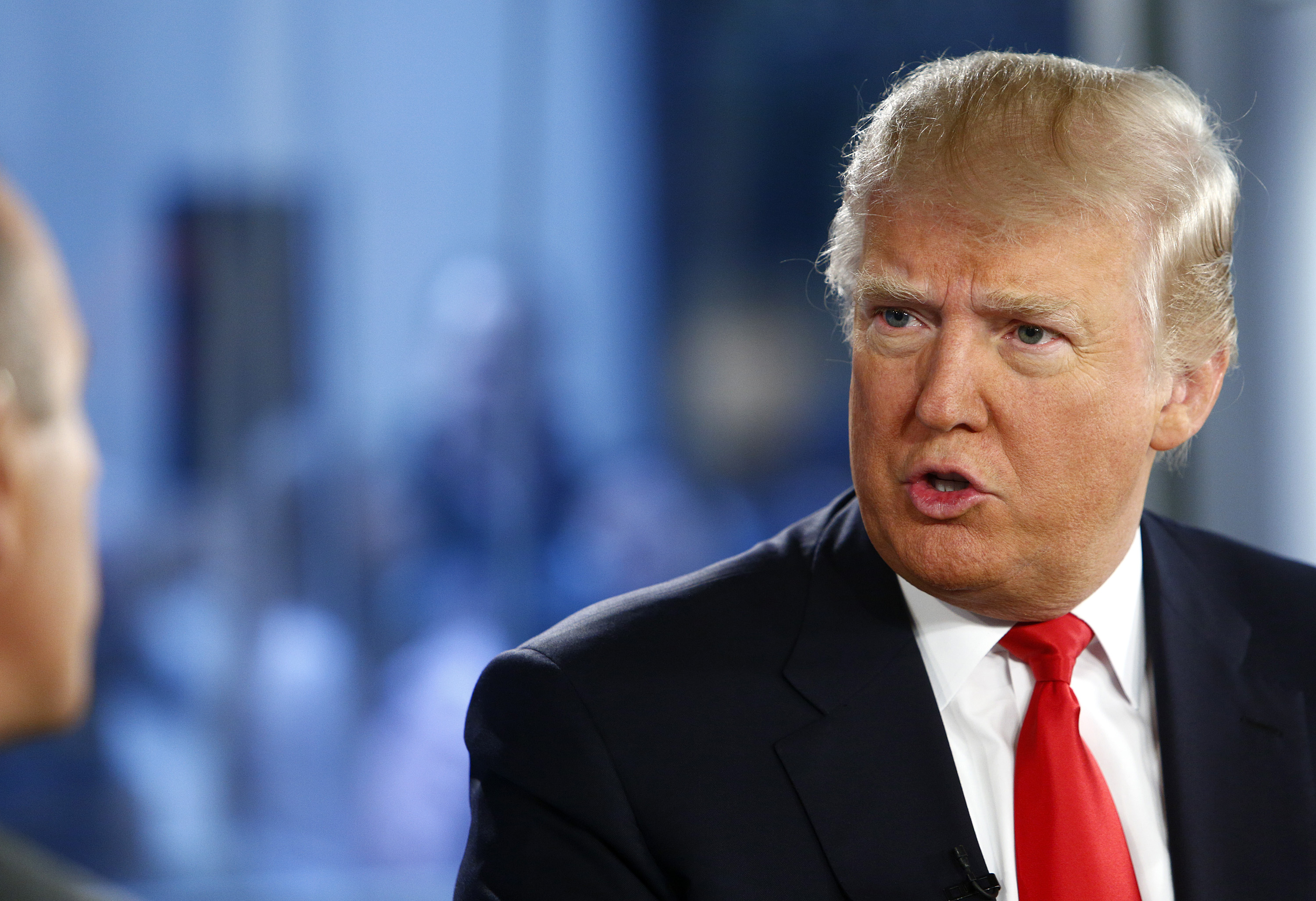 El pelo de Donald Trump se ve bastante más claro, adquiriendo ese tono rubio dorado pálido que se convertiría en su sello distintivo, durante una aparición en NBC News’