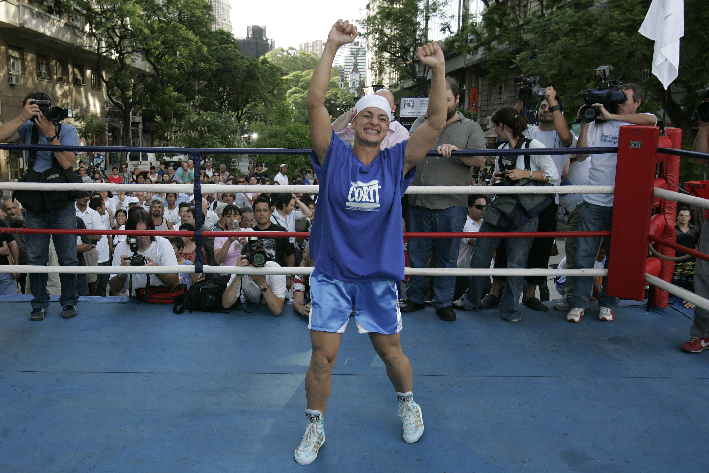 La boxeadora argentina Alejandra "Locomotora" Oliveras hace un gesto antes de un combate de entrenamiento en un ring instalado junto a la avenida 9 de Julio en el centro de Buenos Aires el 19 de diciembre de 2006. | Fuente: Getty Images