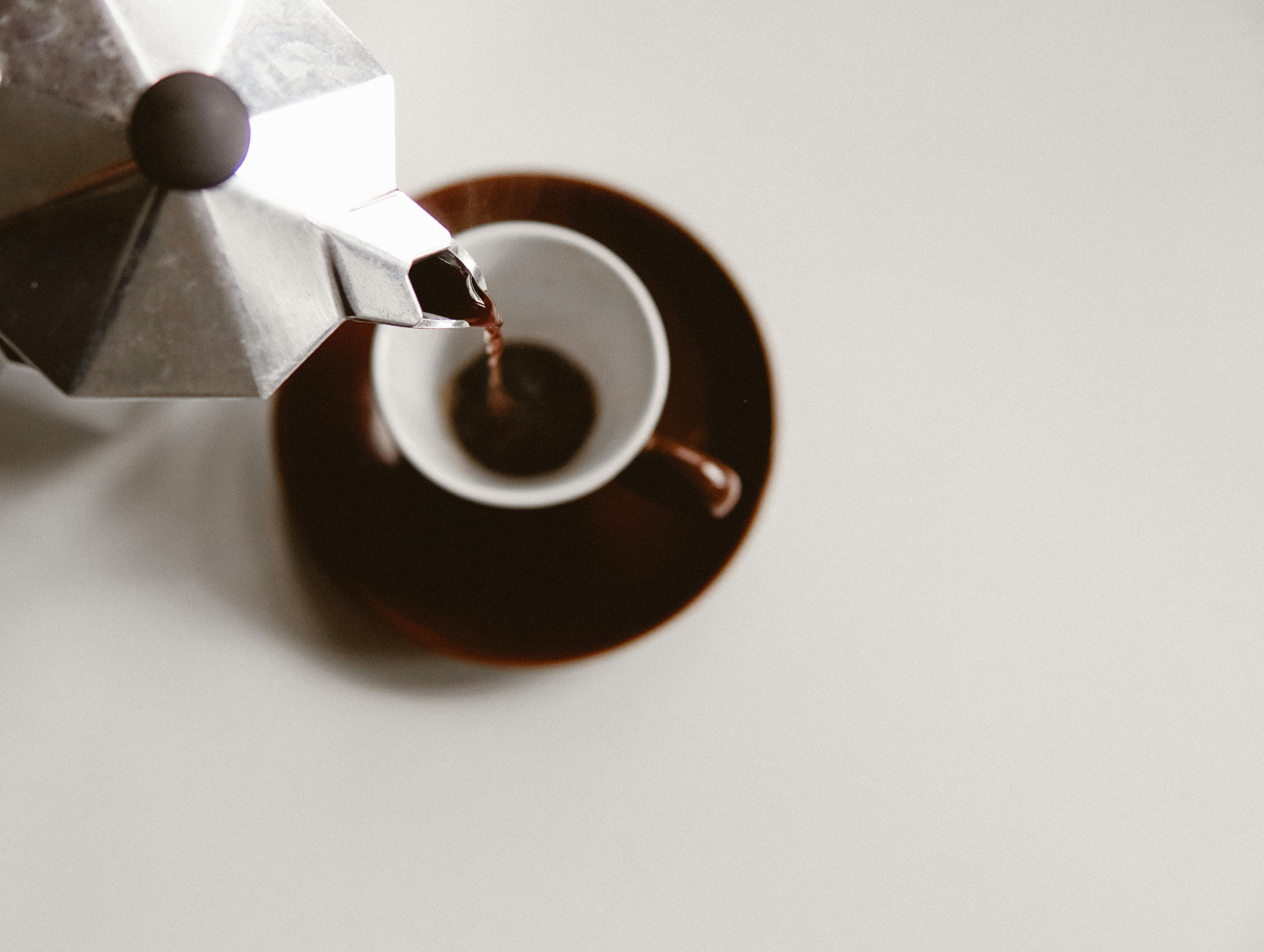 Café vertido en una taza | Fuente: Pexels