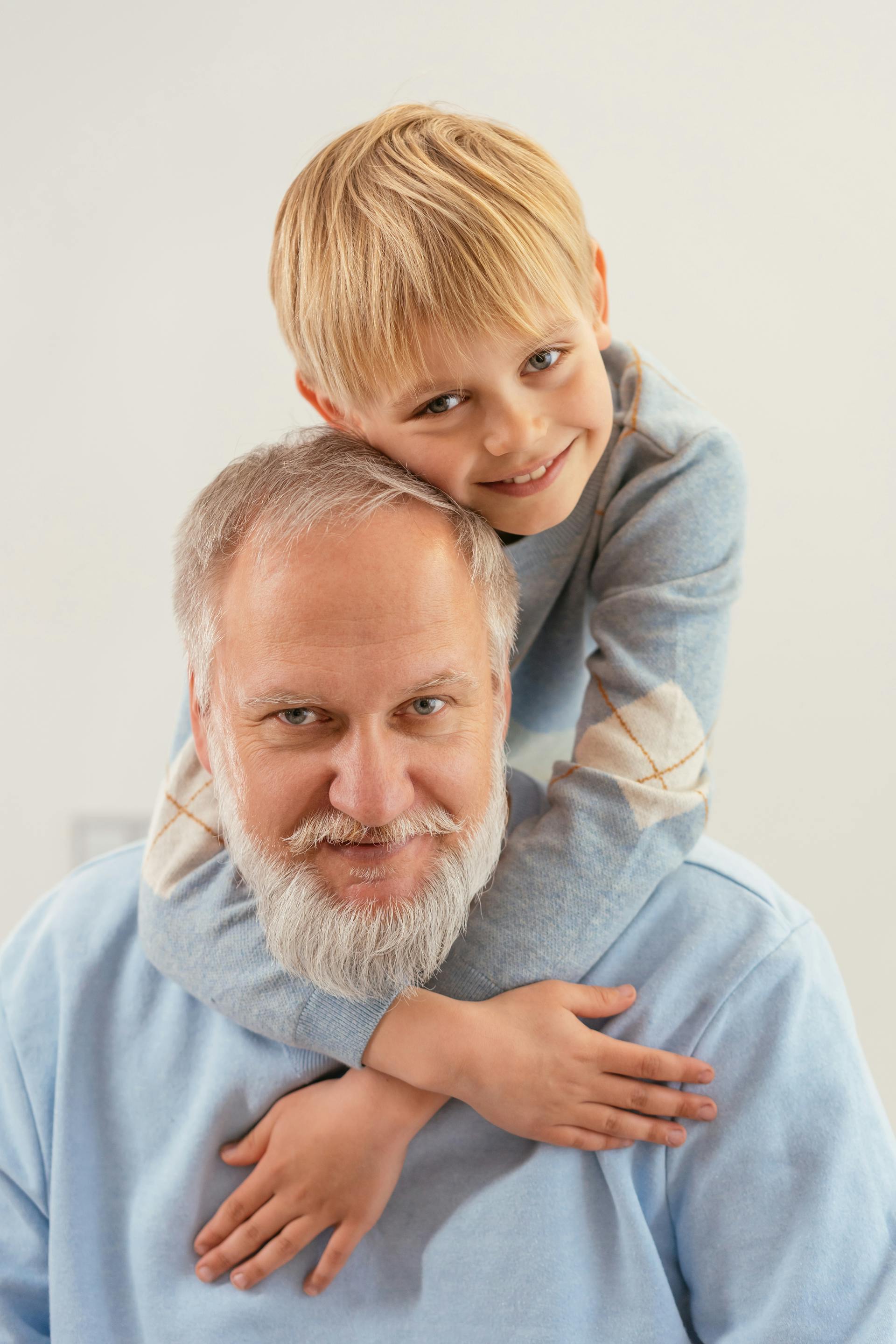Un niño abrazando a su abuelo | Fuente: Pexels