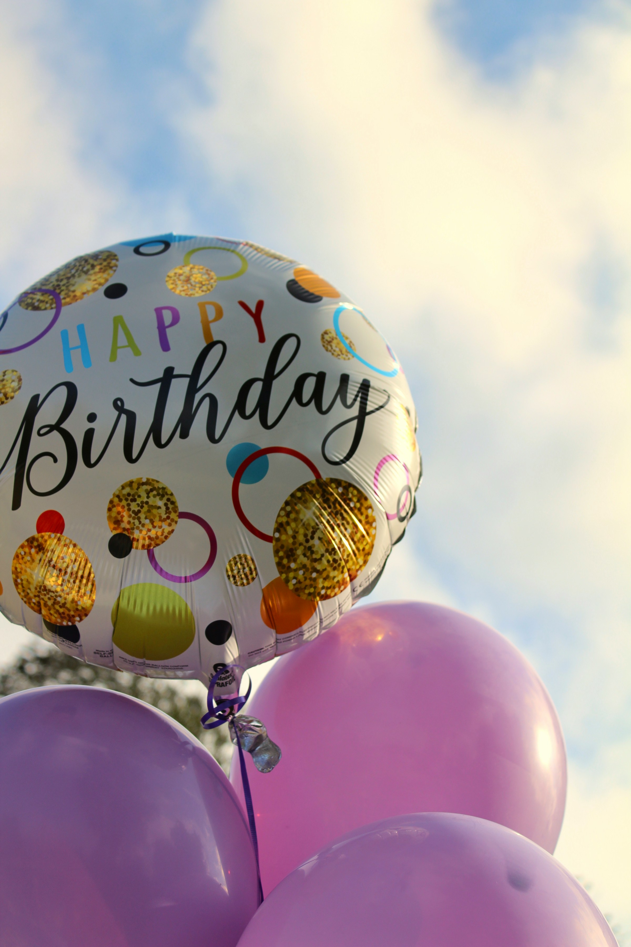Coloridos globos de cumpleaños | Fuente: Unsplash