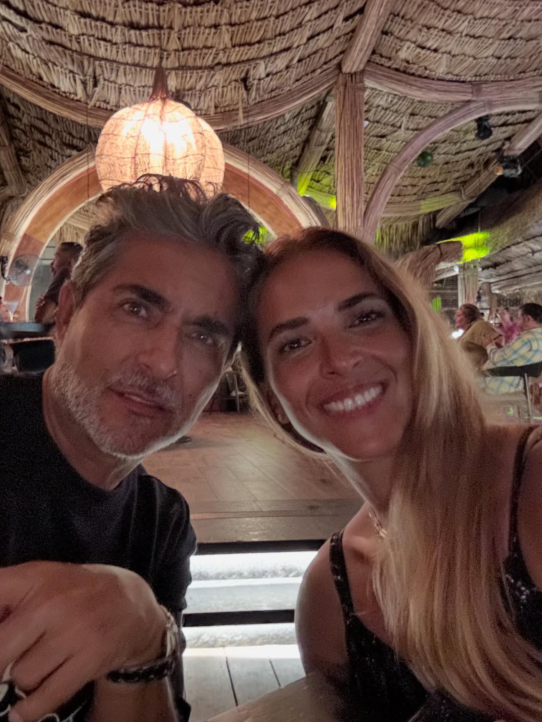Raúl Araiza posa con su novia, Yaya. | Fuente: Instagram/@negroaraiza