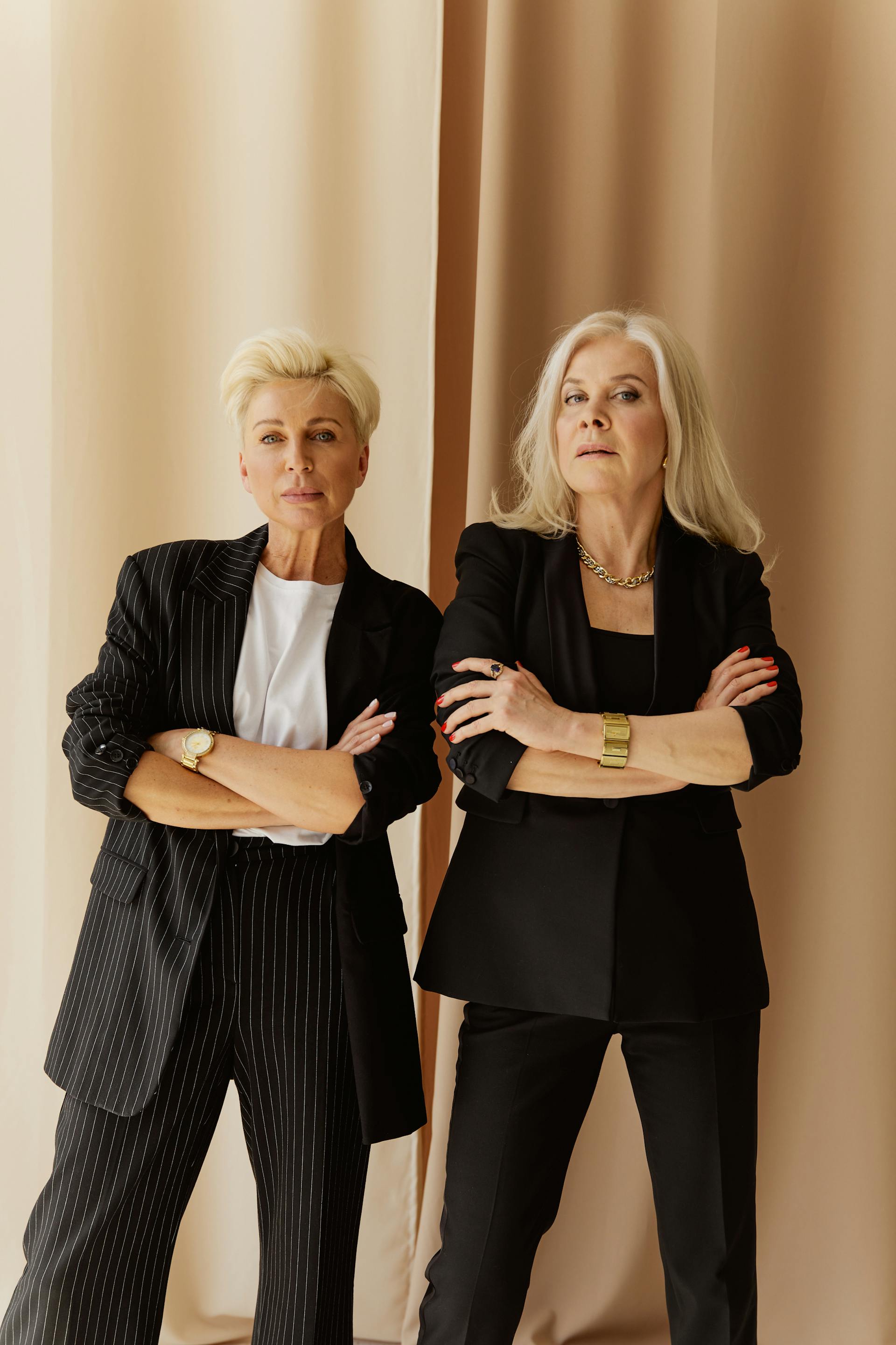 Dos mujeres de mirada severa | Fuente: Pexels