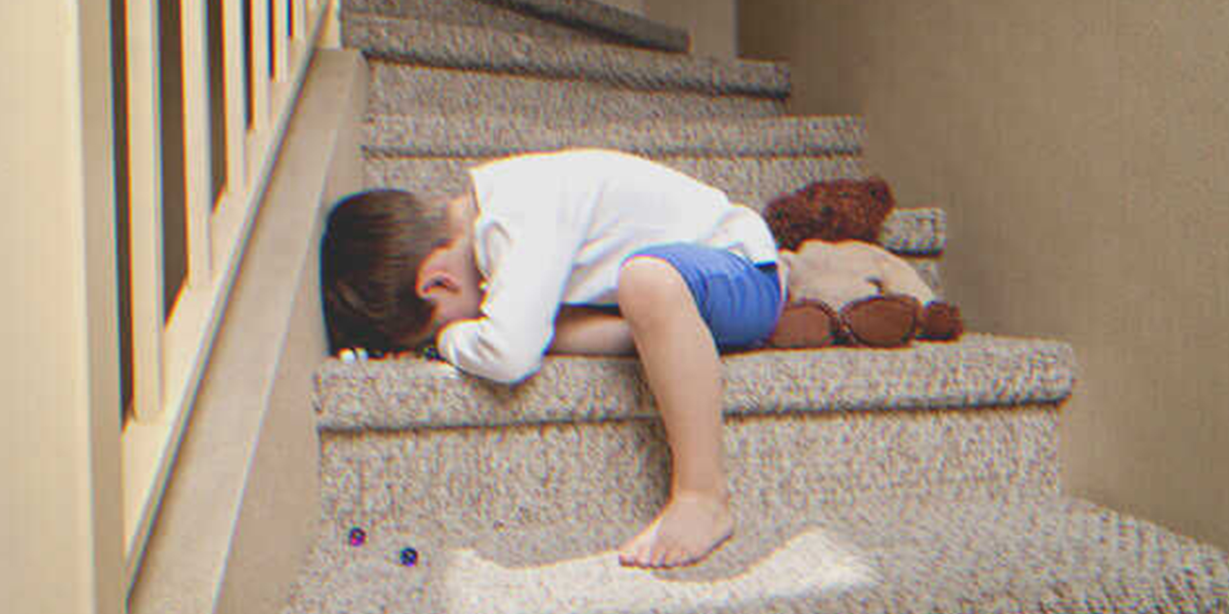 Un niño llorando en las escaleras de casa | Fuente: Shutterstock