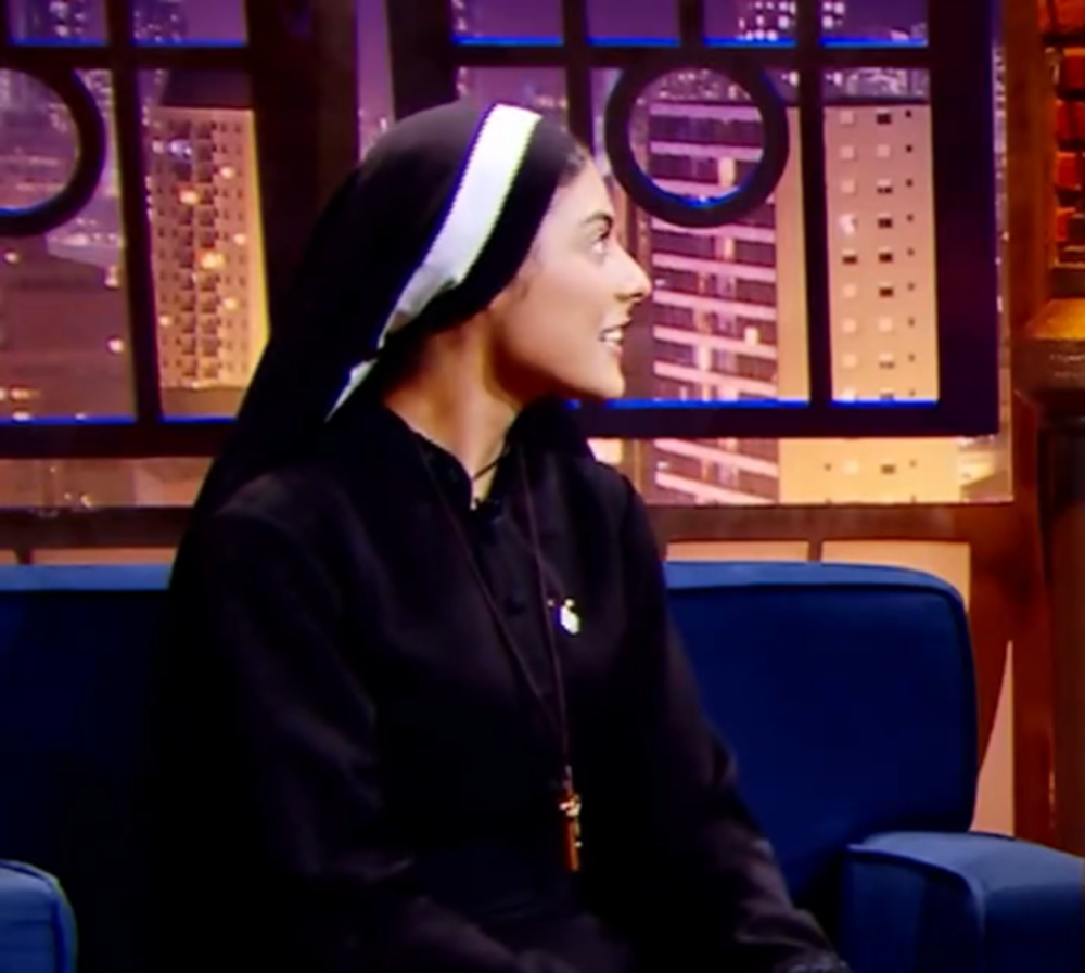 Kamila Rodrigues Cardoso en una entrevista en el programa "The Noite com Danilo Gentili" | Fuente: Instagram/sbtthenoite