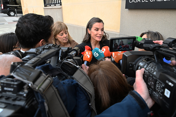Marta Carazo y la reina Letizia atienden a los medios a su llegada a la capilla ardiente de Fernando Ónega en la Casa de Galicia en Madrid, el 4 de marzo de 2026, en Madrid, España | Fuente: Getty Images