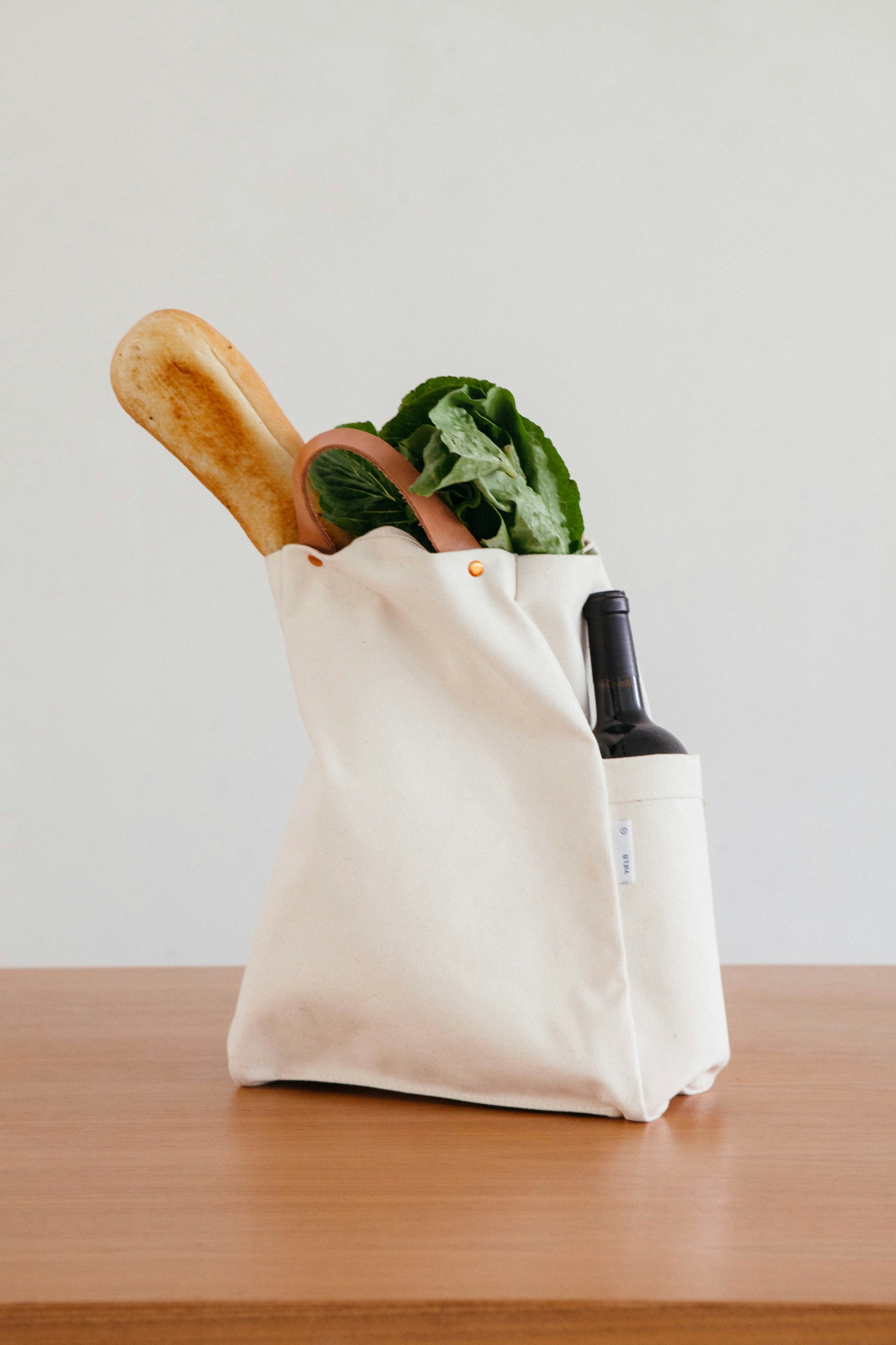 Una bolsa de comida y vino | Fuente: Unsplash