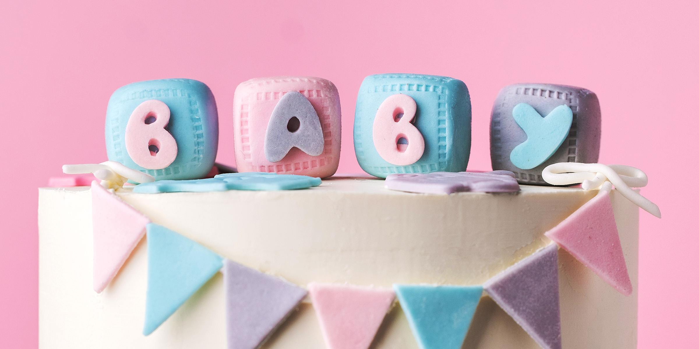 Pastel decorado para un baby shower | Fuente: Shutterstock