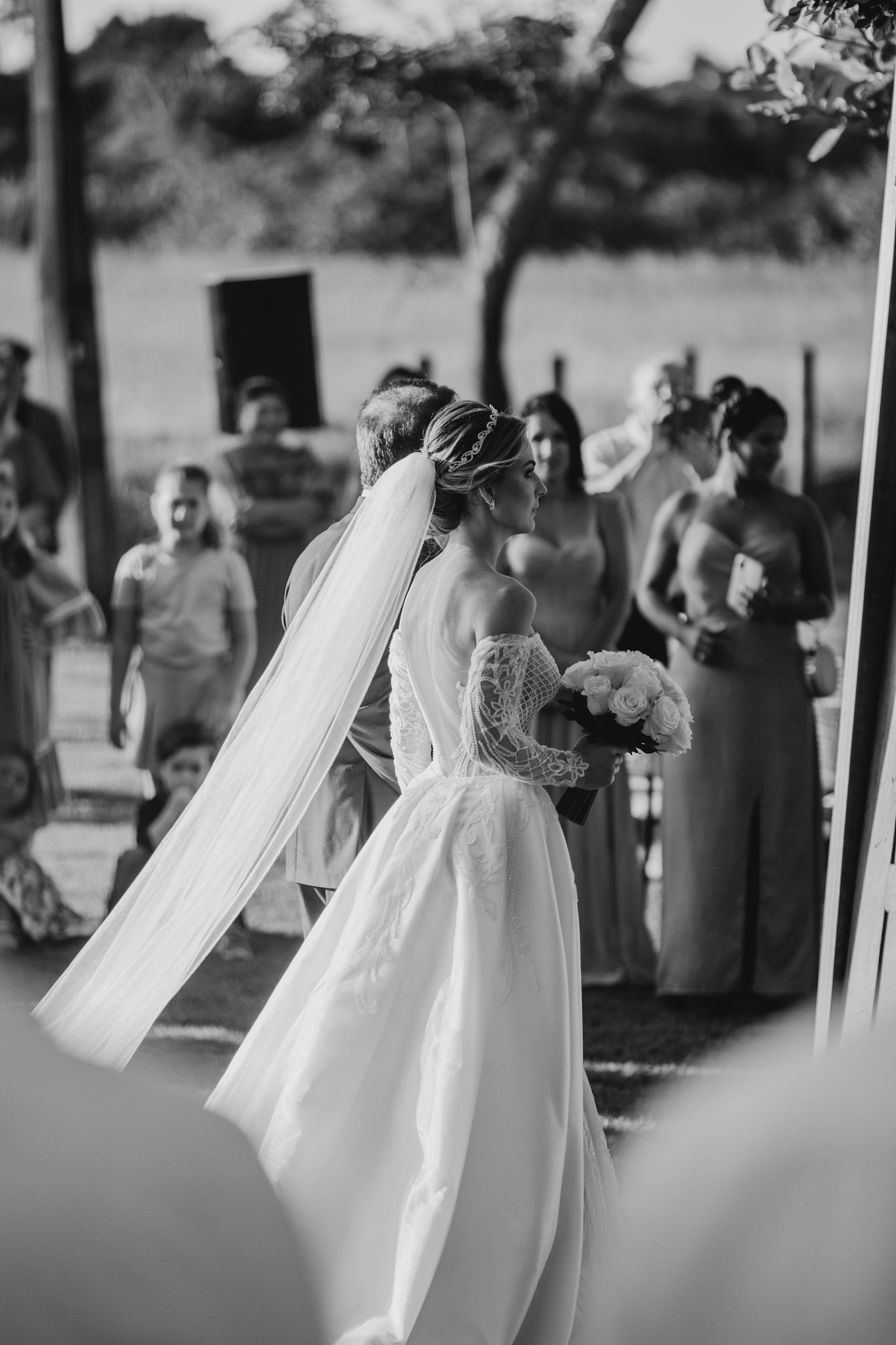 Foto en escala de grises de una novia caminando hacia el altar | Fuente: Pexels