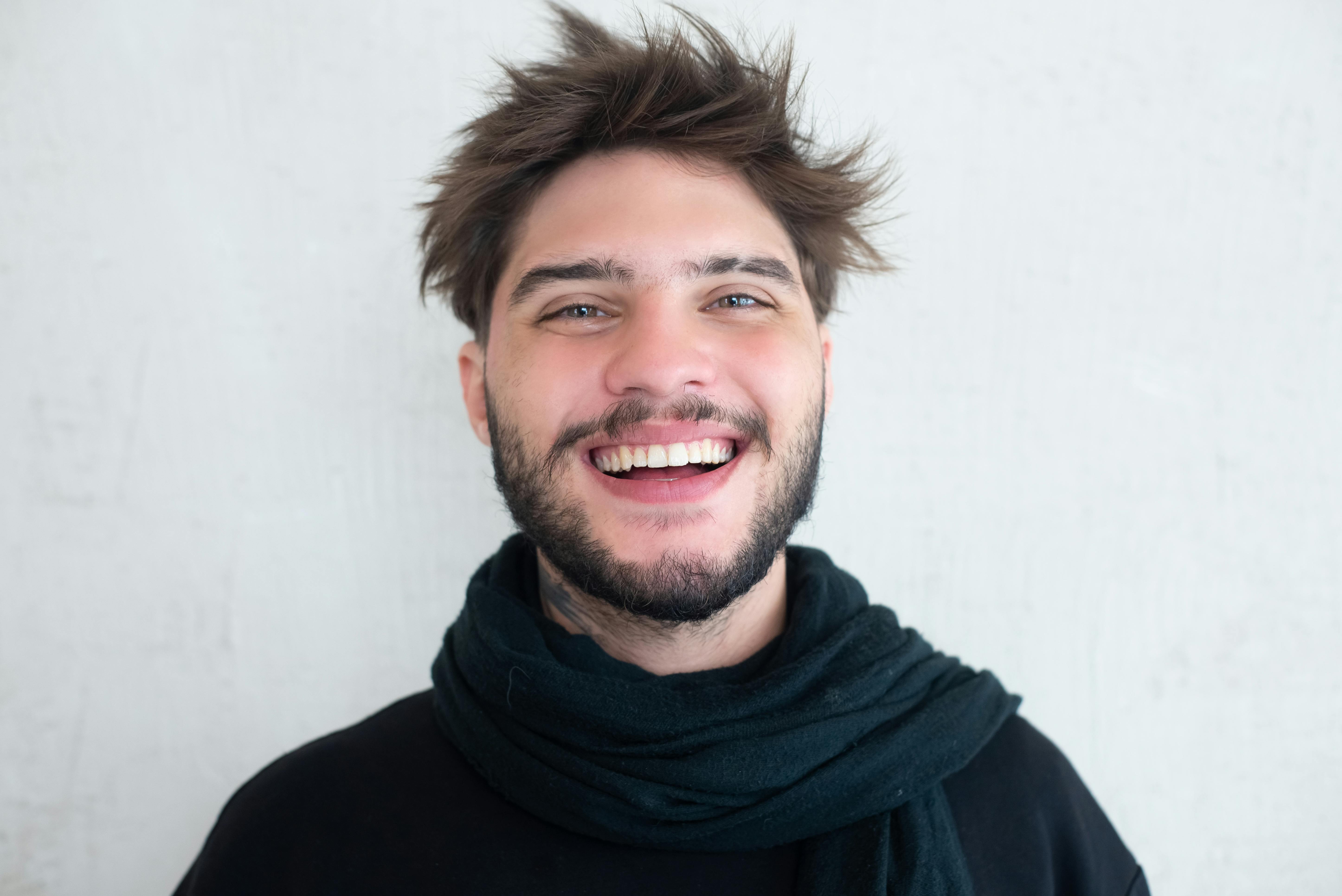 Un hombre riendo | Fuente: Pexels