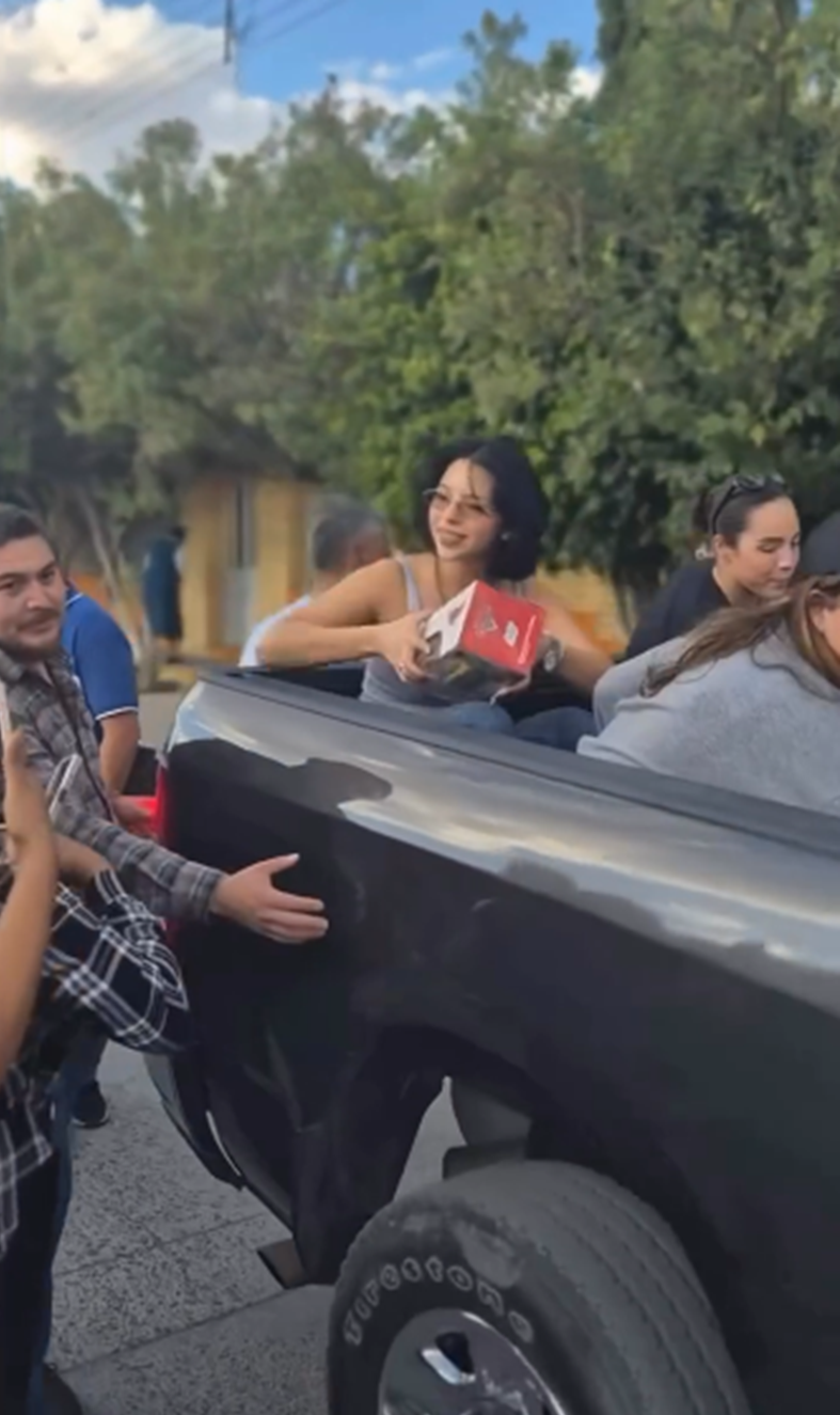 Ángela Aguilar junto a su familia repartiendo juguetes en Zacatecas, México | Fuente: Instagram/elgordoylaflaca