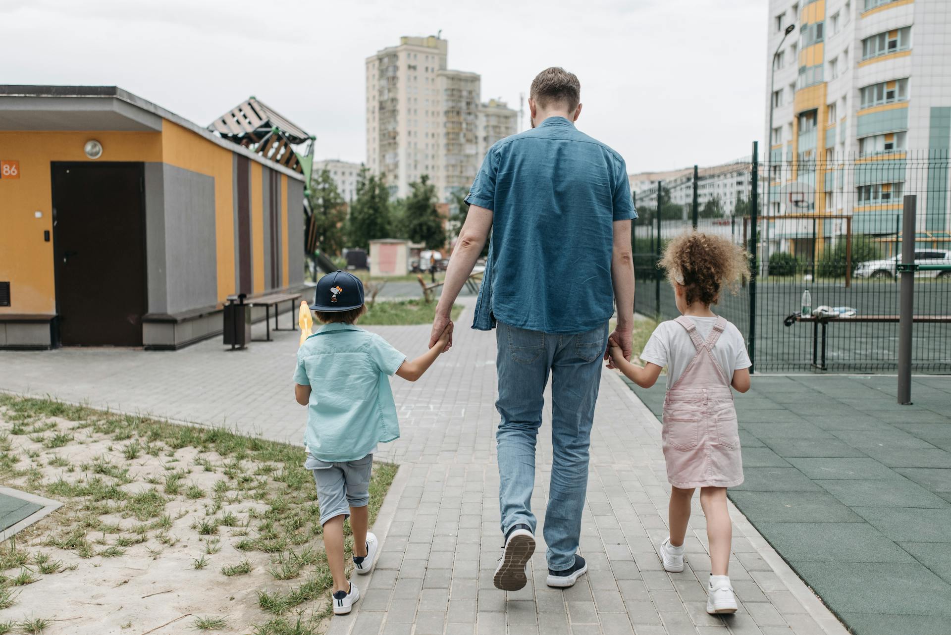 Un hombre paseando con sus hijos | Fuente: Pexels