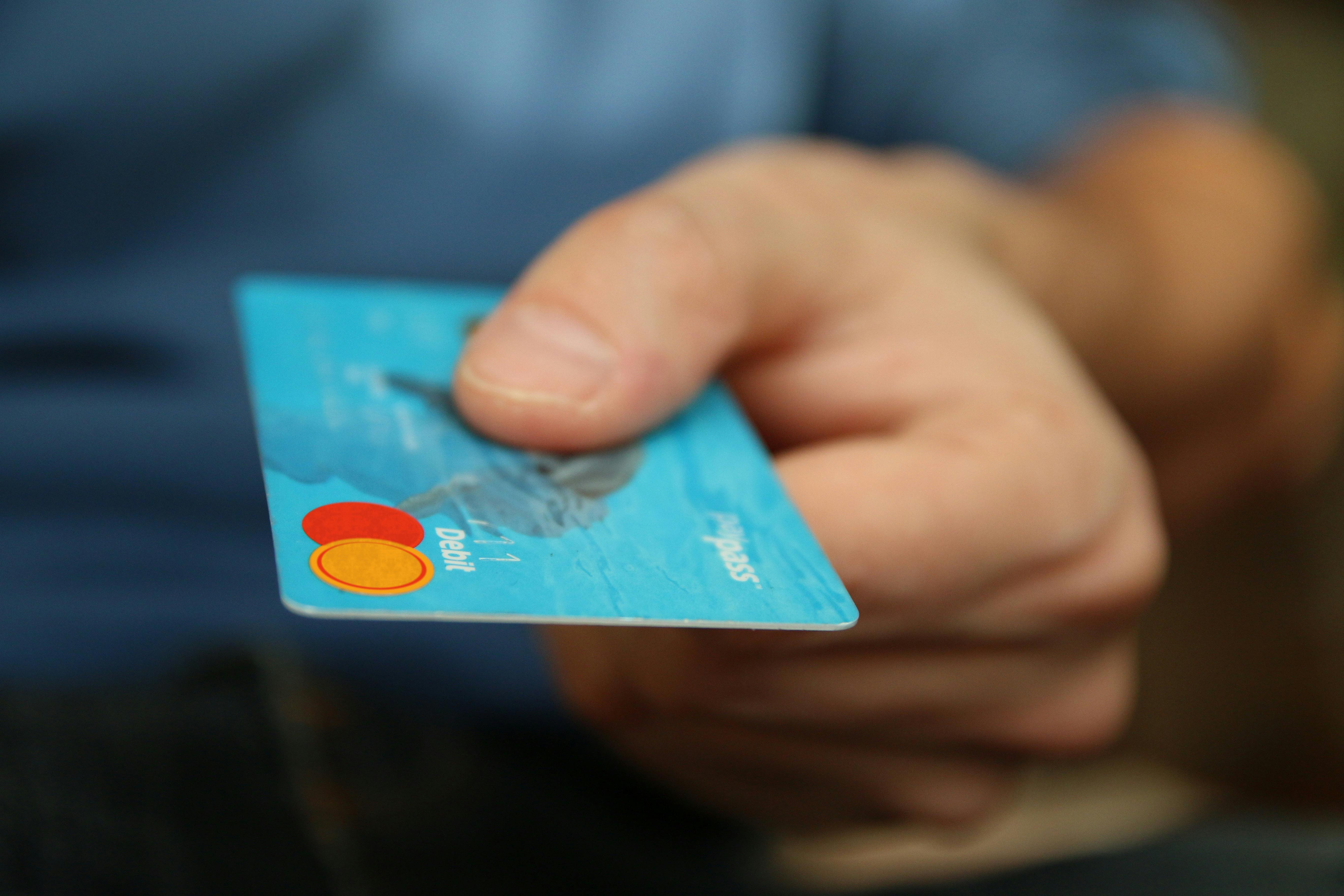 Un hombre con una tarjeta bancaria | Fuente: Pexels