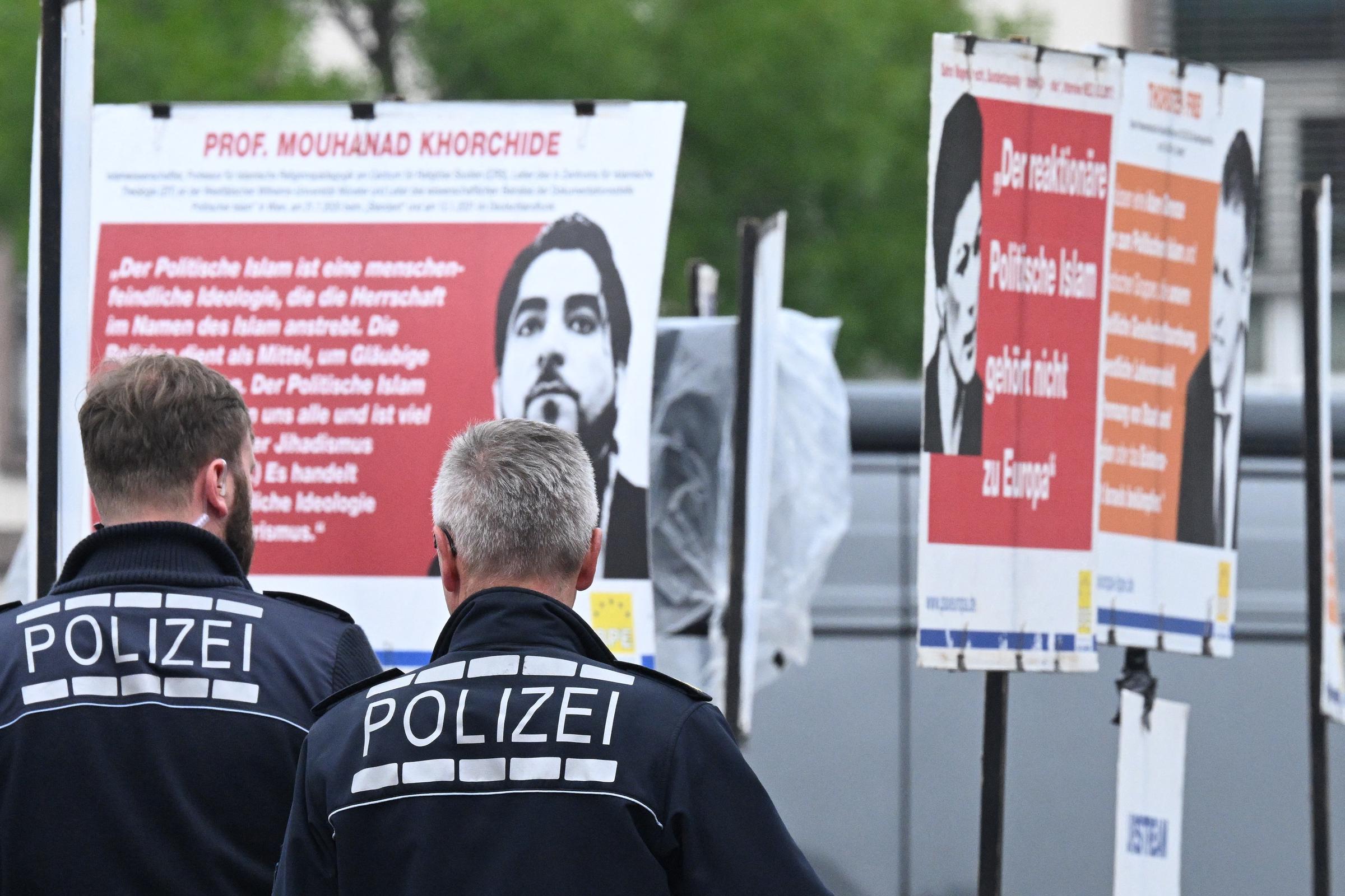 Agentes de policía trabajando en la escena del crimen | Fuente: Getty Images