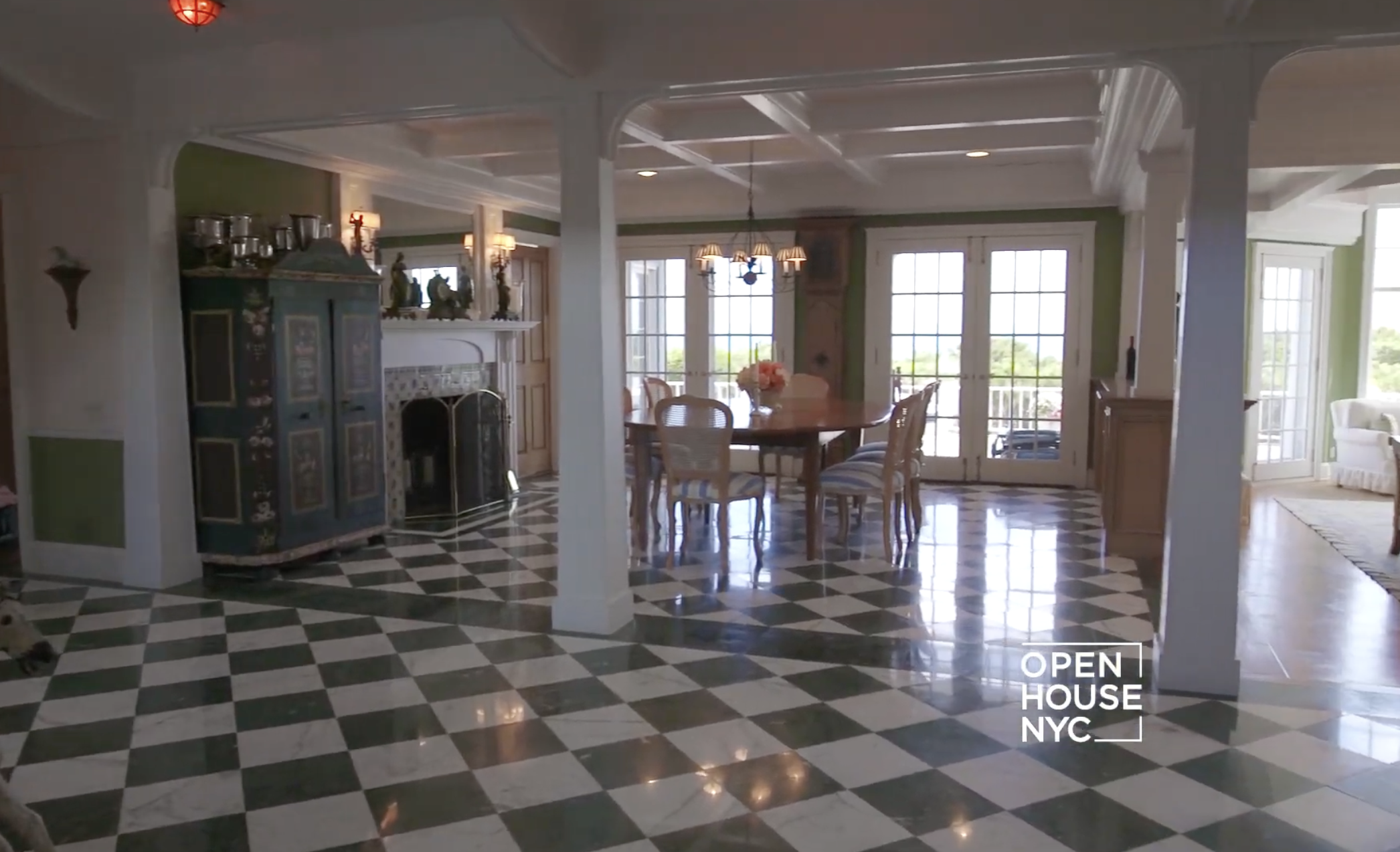 Vista interior de la casa de Susan Lucci y Helmut Huber en Long Island, Nueva York. | Fuente: YouTube/OpenHouseTV
