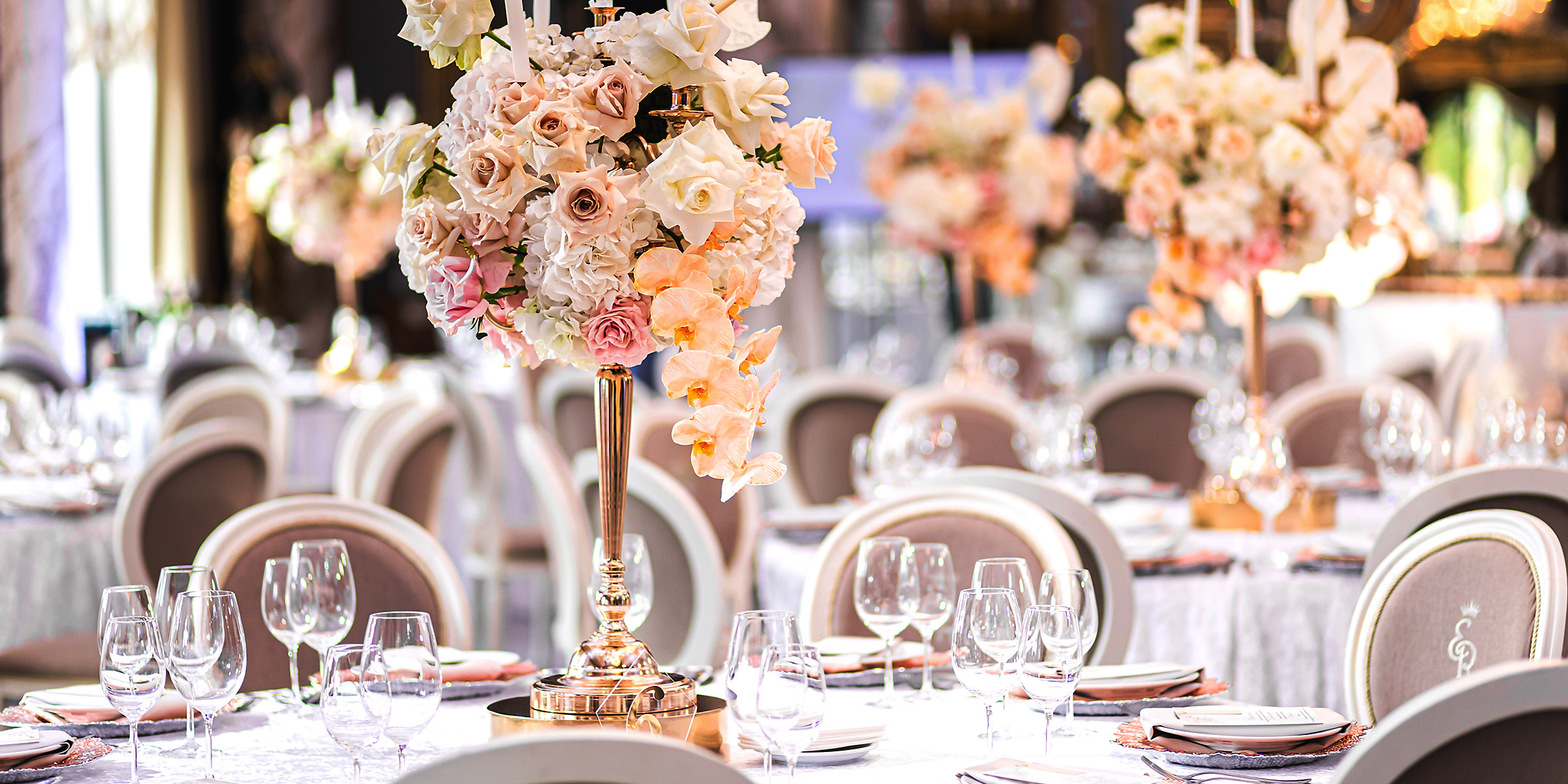 Una mesa de boda puesta | Fuente: Shutterstock