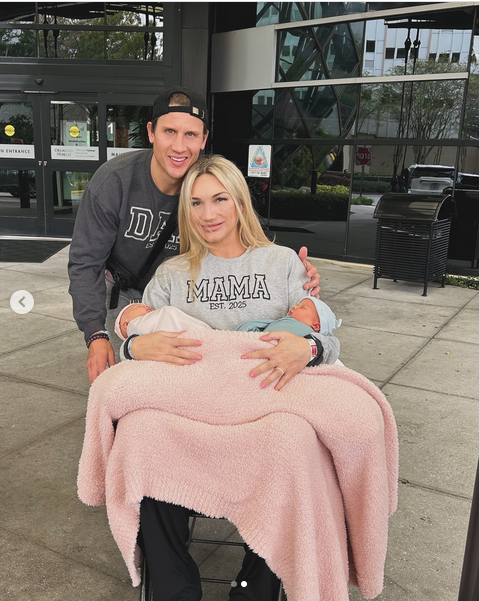 Brooke Hogan con su marido Steven y sus hijos Oliver Andrew y Molly Gene Oleksy, de un post fechado el 19 de enero de 2025 | Fuente: Instagram/mizzhogan