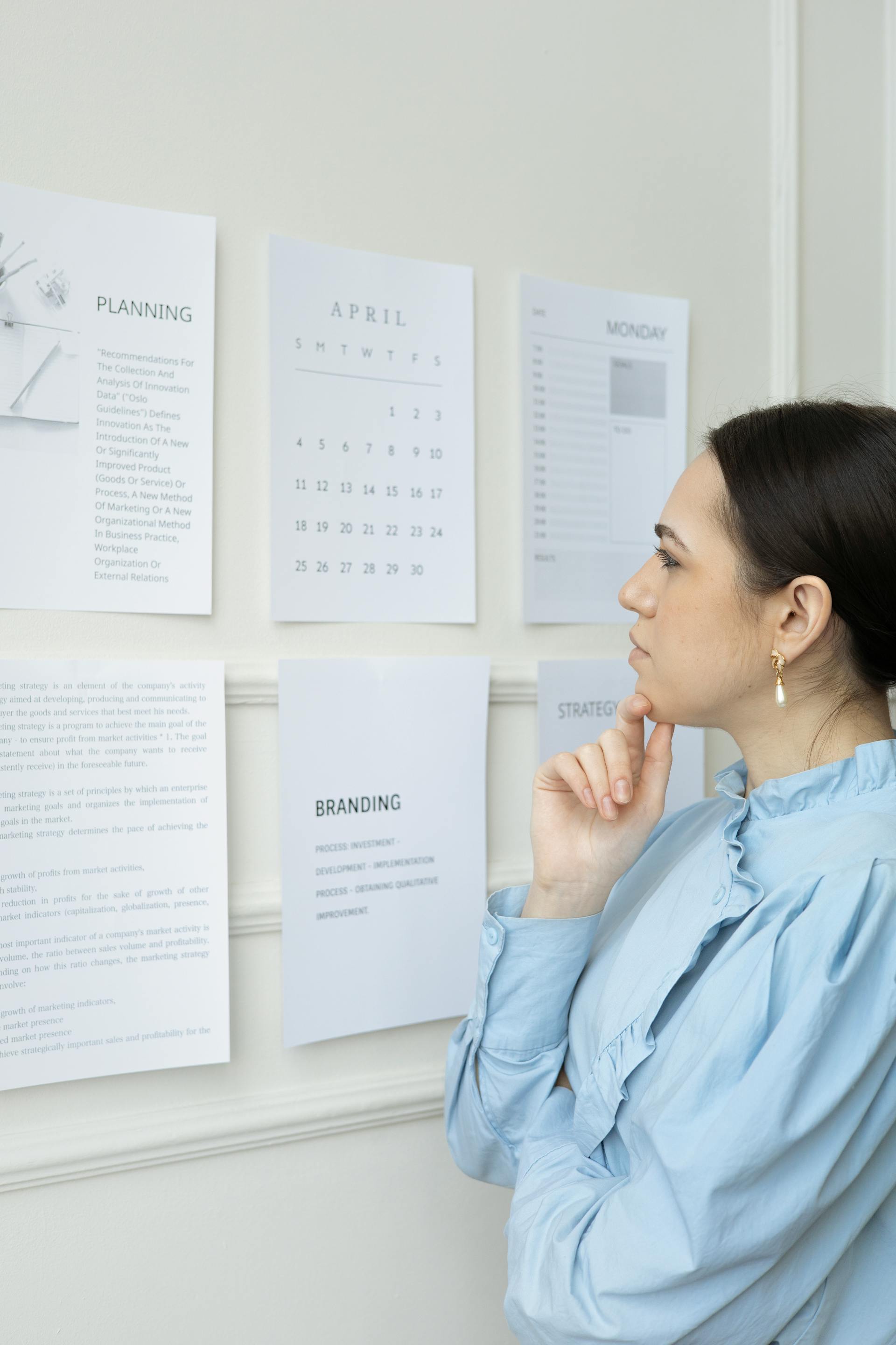 Una mujer mirando un calendario | Fuente: Pexels