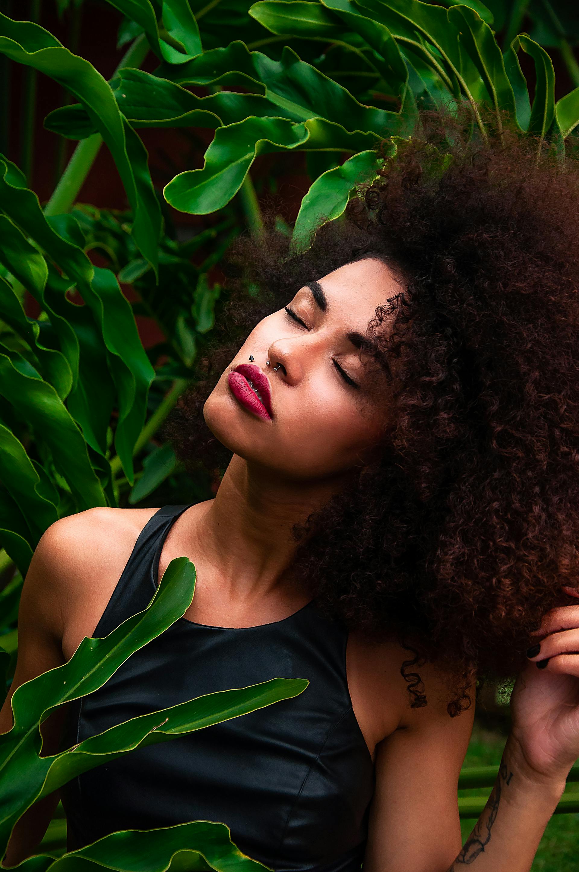 Una mujer presumiendo de pelo | Fuente: Pexels