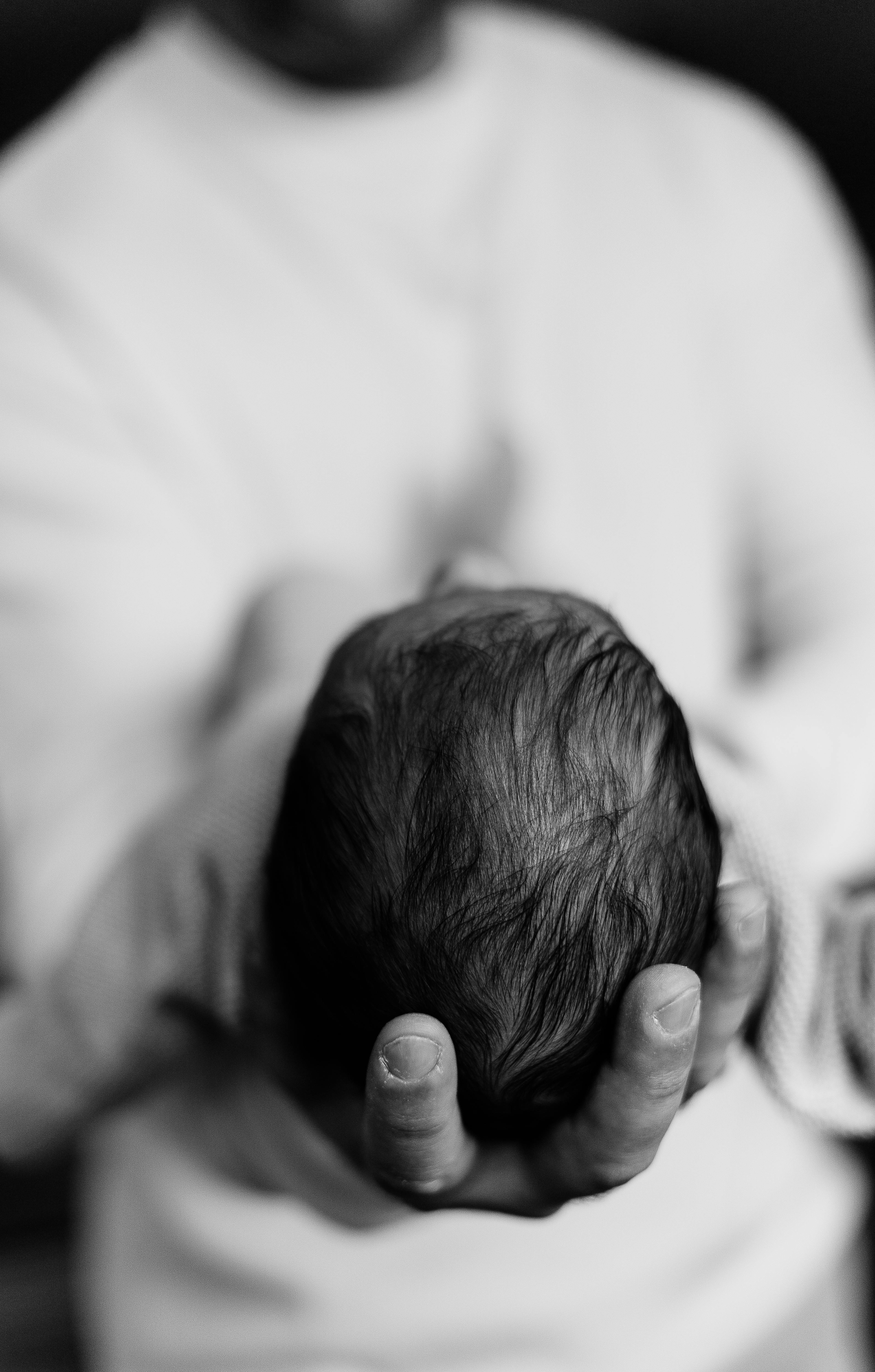 Un hombre con un bebé en brazos | Fuente: Pexels