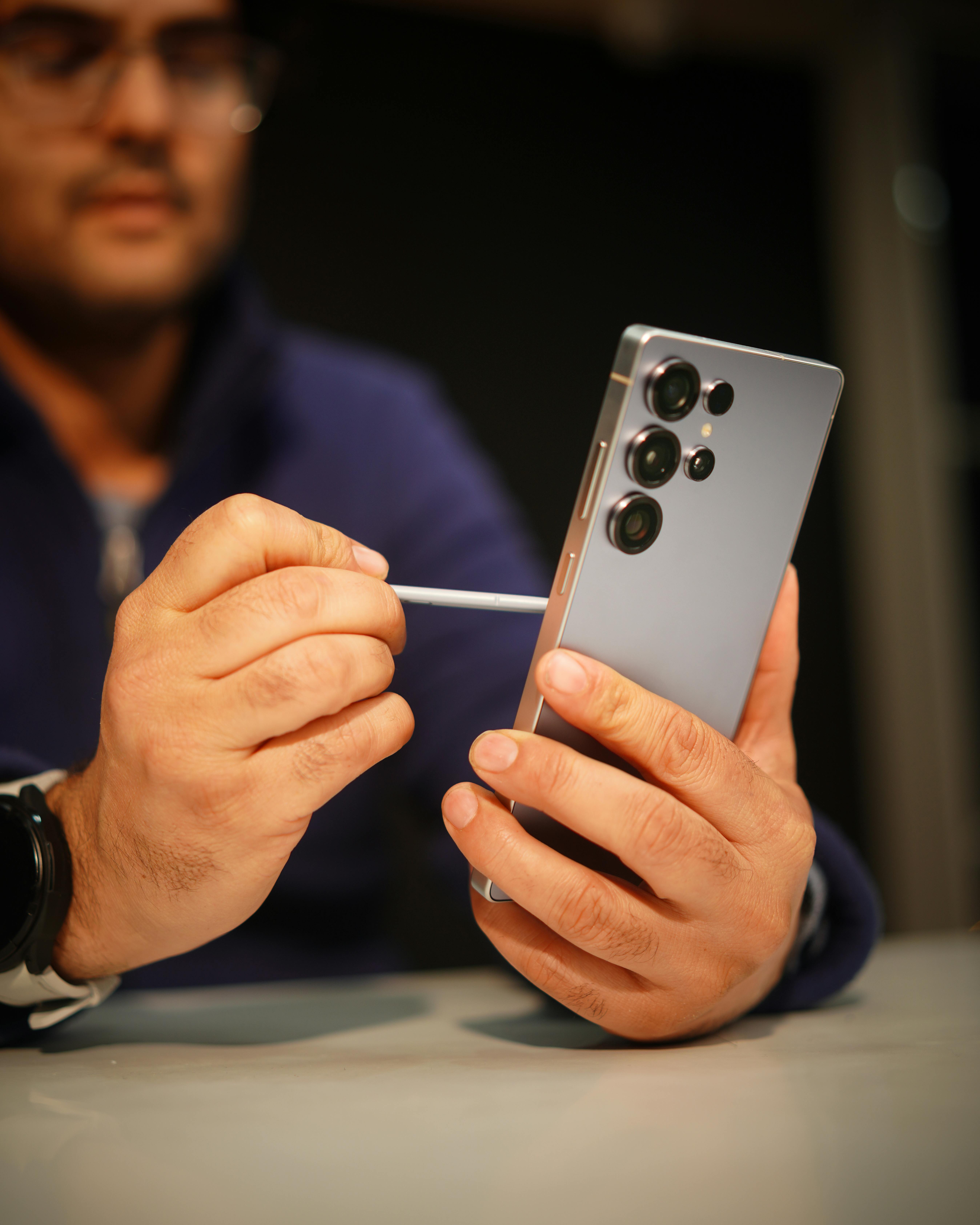 Primer plano de un hombre utilizando su teléfono móvil | Fuente: Pexels