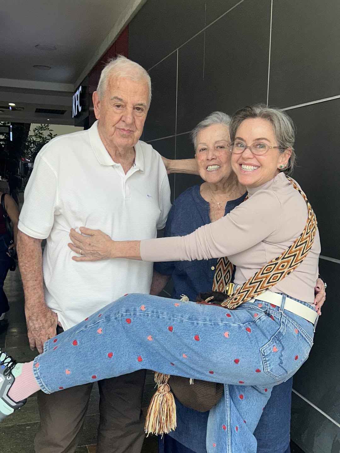 María Cristina Bravo junto a sus padres. | Fuente: Instagram/mariacristina_bravob
