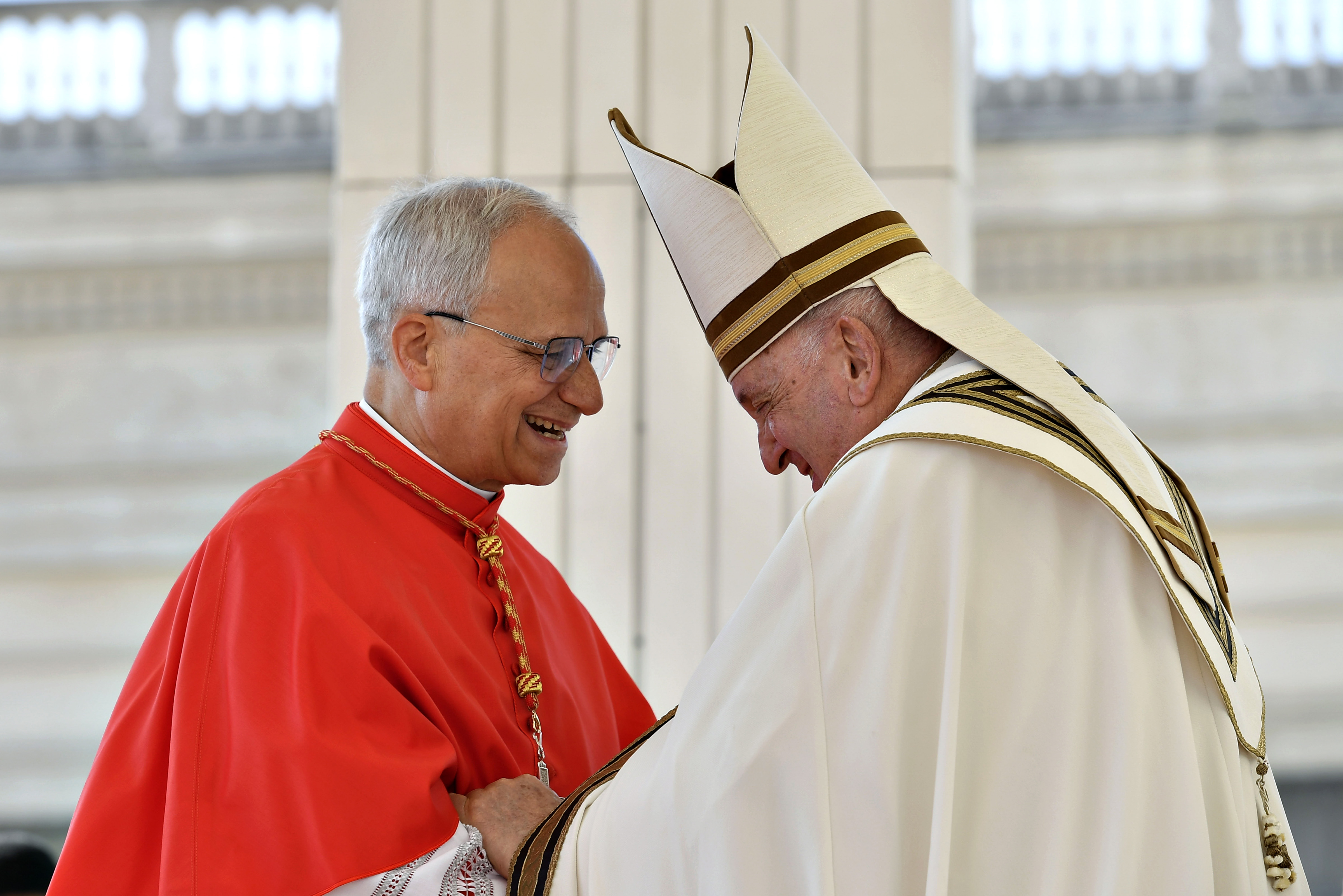 El papa León y el difunto papa Francisco después de que el papa Francisco lo nombrara entonces nuevo cardenal durante el Consistorio Ordinario Público para la Creación de nuevos cardenales en la Ciudad del Vaticano el 30 de septiembre de 2023. | Fuente: Getty Images