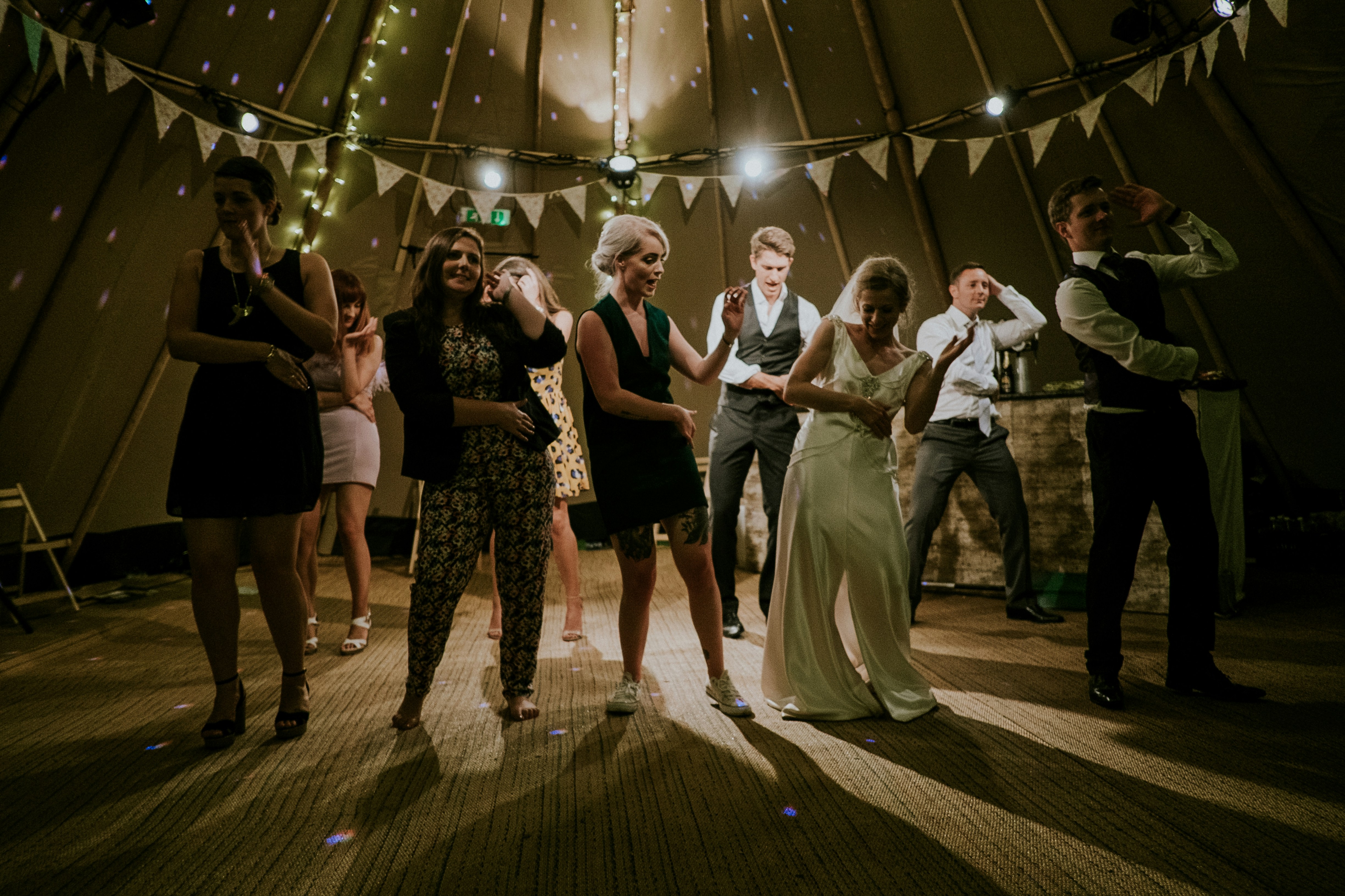 Recién casados con invitados en un banquete de boda | Fuente: Pexels