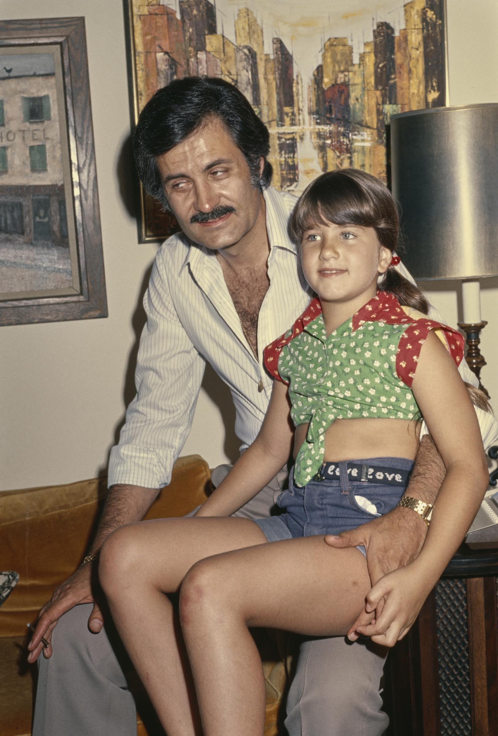 La niña y su padre, fotografiados en 1975 | Fuente: Getty Images