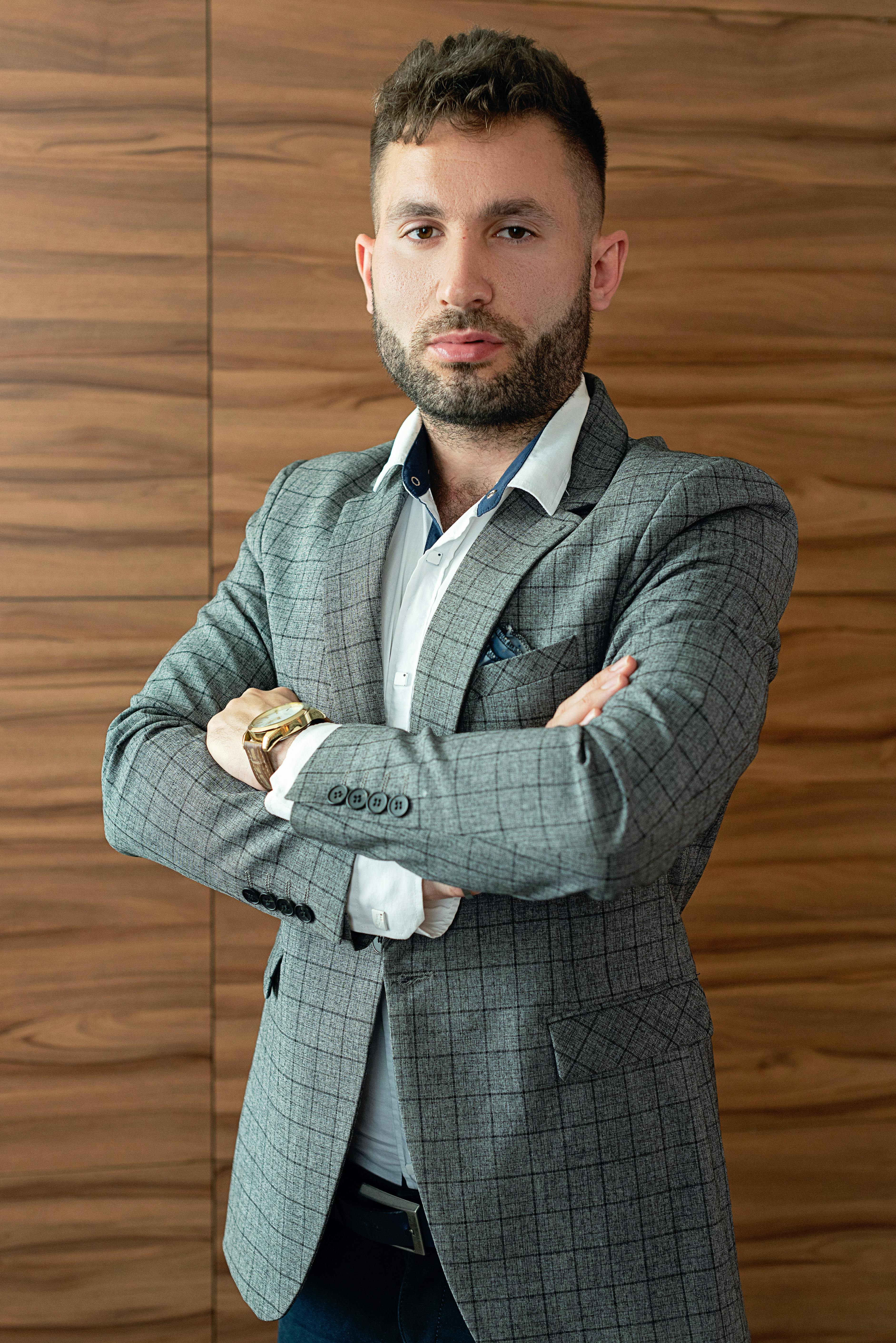 Un hombre serio | Fuente: Pexels