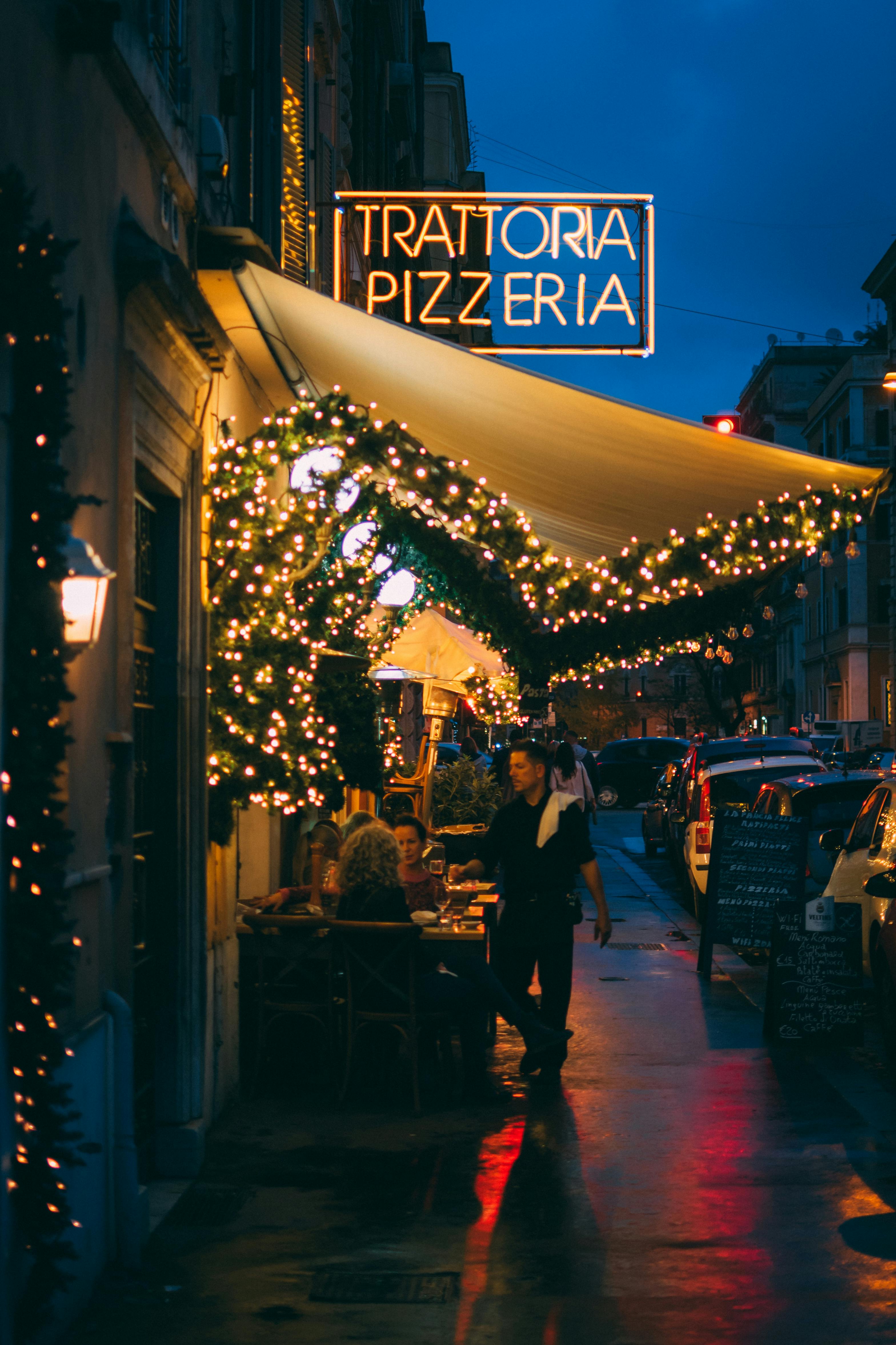 El exterior de un restaurante italiano | Fuente: Pexels
