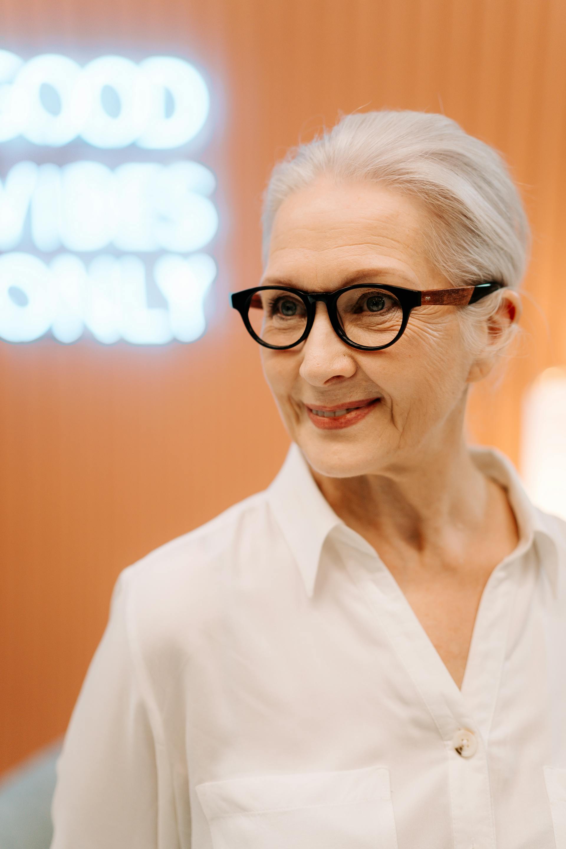 Una mujer mayor sonriente | Fuente: Pexels