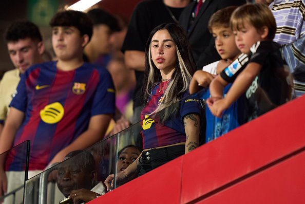 Nicki Nicole asiste al partido del Trofeo Joan Gamper entre el FC Barcelona y el Como1907 en el Estadi Johan Cruyff el 10 de agosto de 2025 en Barcelona, España | Fuente: Getty Images
