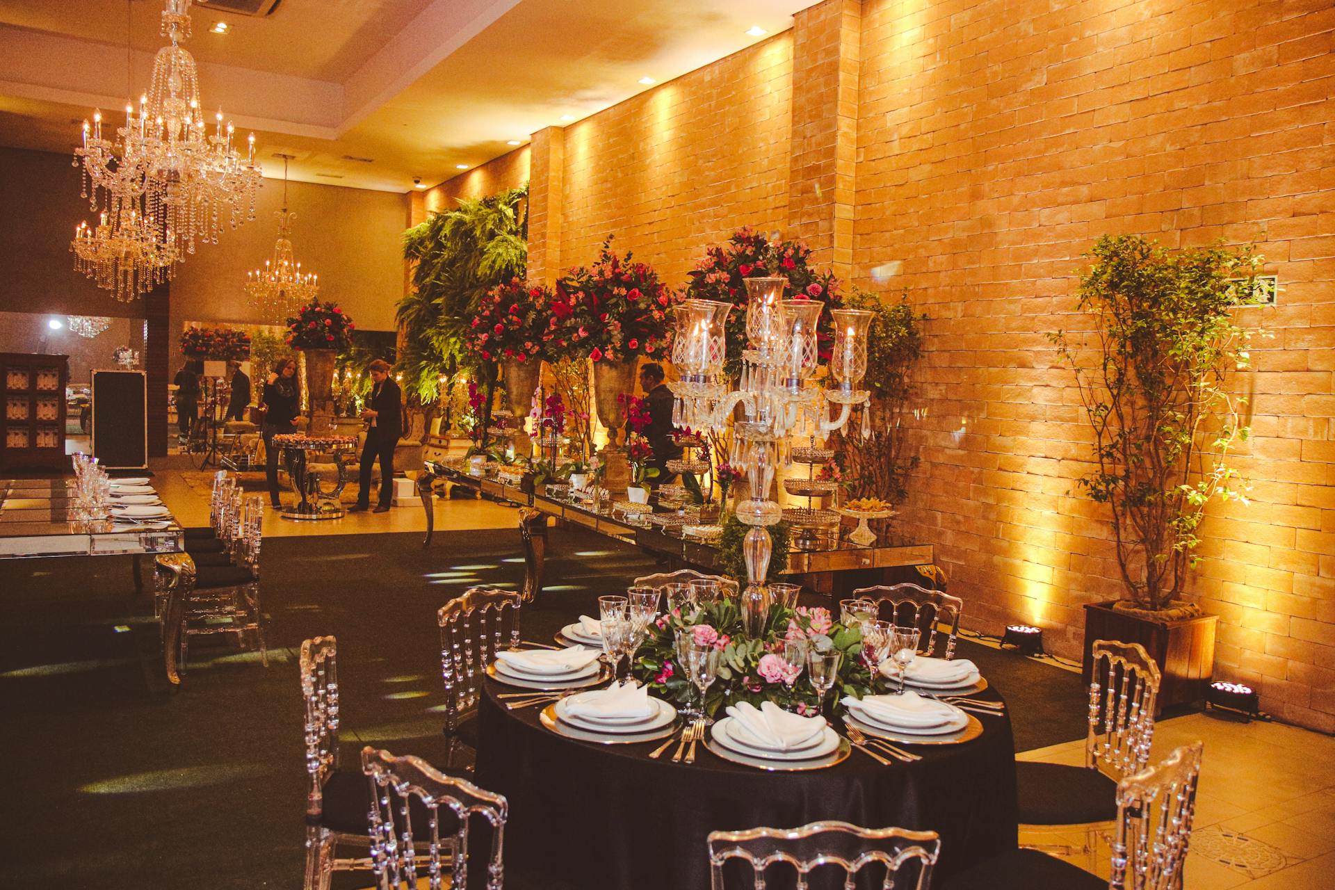 Un salón de banquetes decorado con arreglos florales y lámparas | Fuente: Pexels