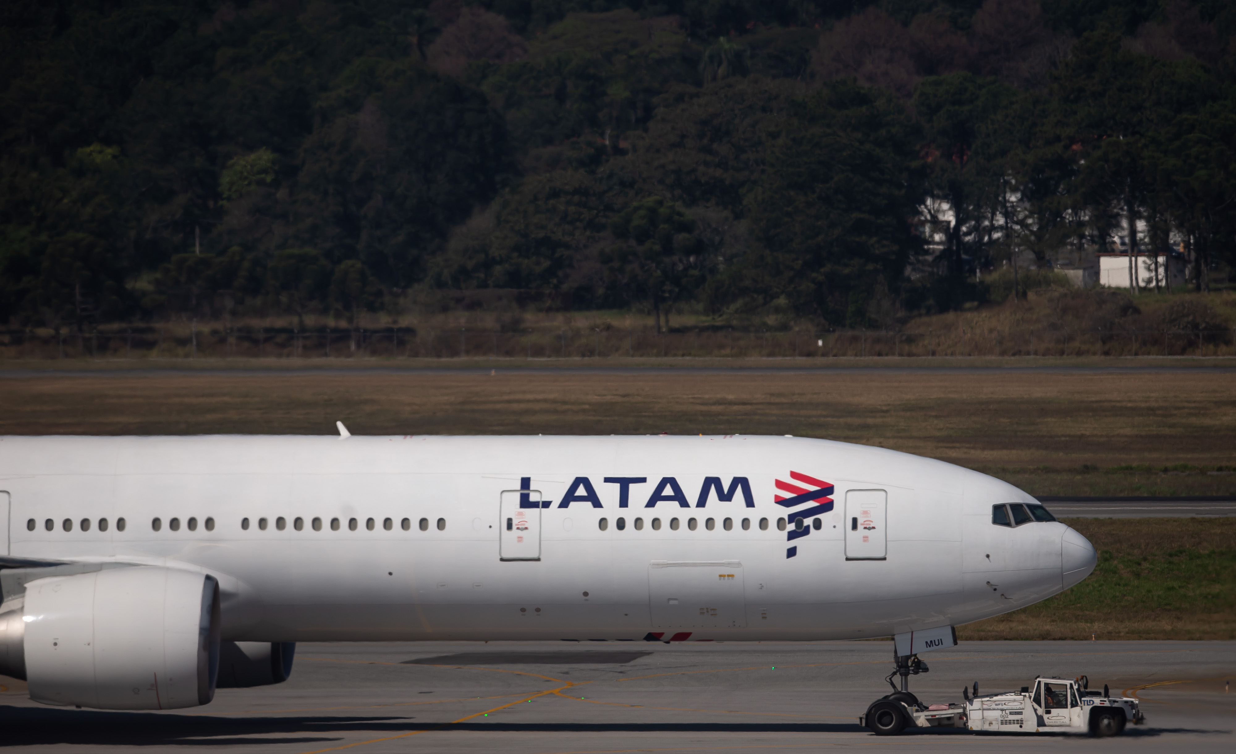 Un avión operado por Latam Airlines Group SA se encuentra en la pista del Aeropuerto Internacional de Guarulhos (GRU) en São Paulo, Brasil, el viernes 10 de julio de 2020. | Fuente: Getty Images