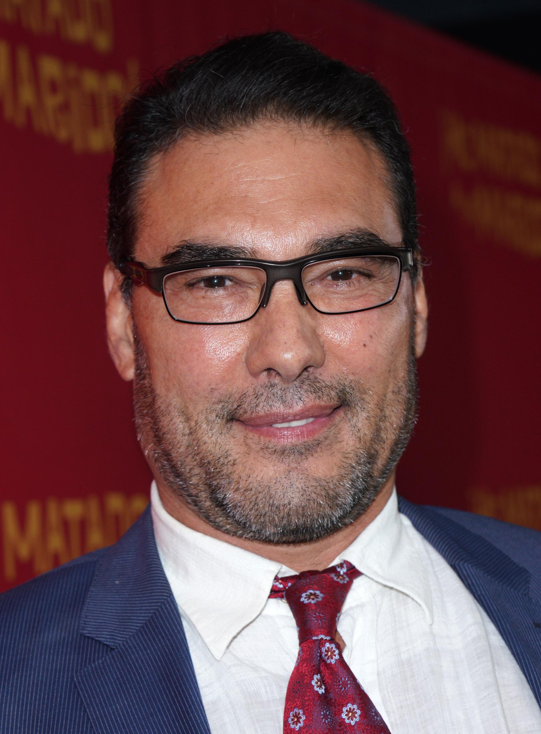 Eduardo Yáñez asiste al estreno de “¡HE MATADO A MI MARIDO!” en Los Ángeles en el Harmony Gold Theatre el 26 de febrero de 2019 en Los Ángeles, California.