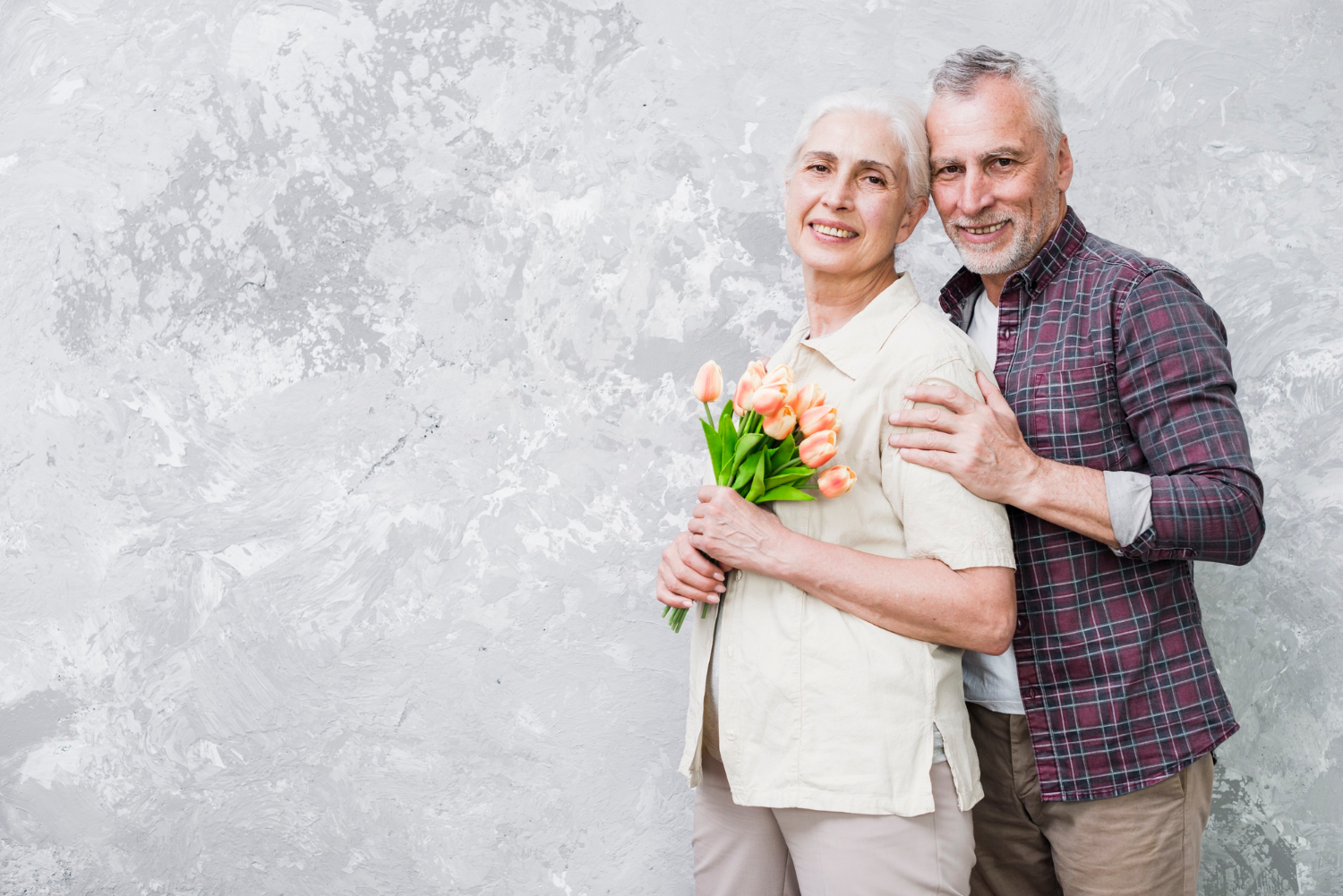Una pareja de ancianos encantada | Fuente: Freepik