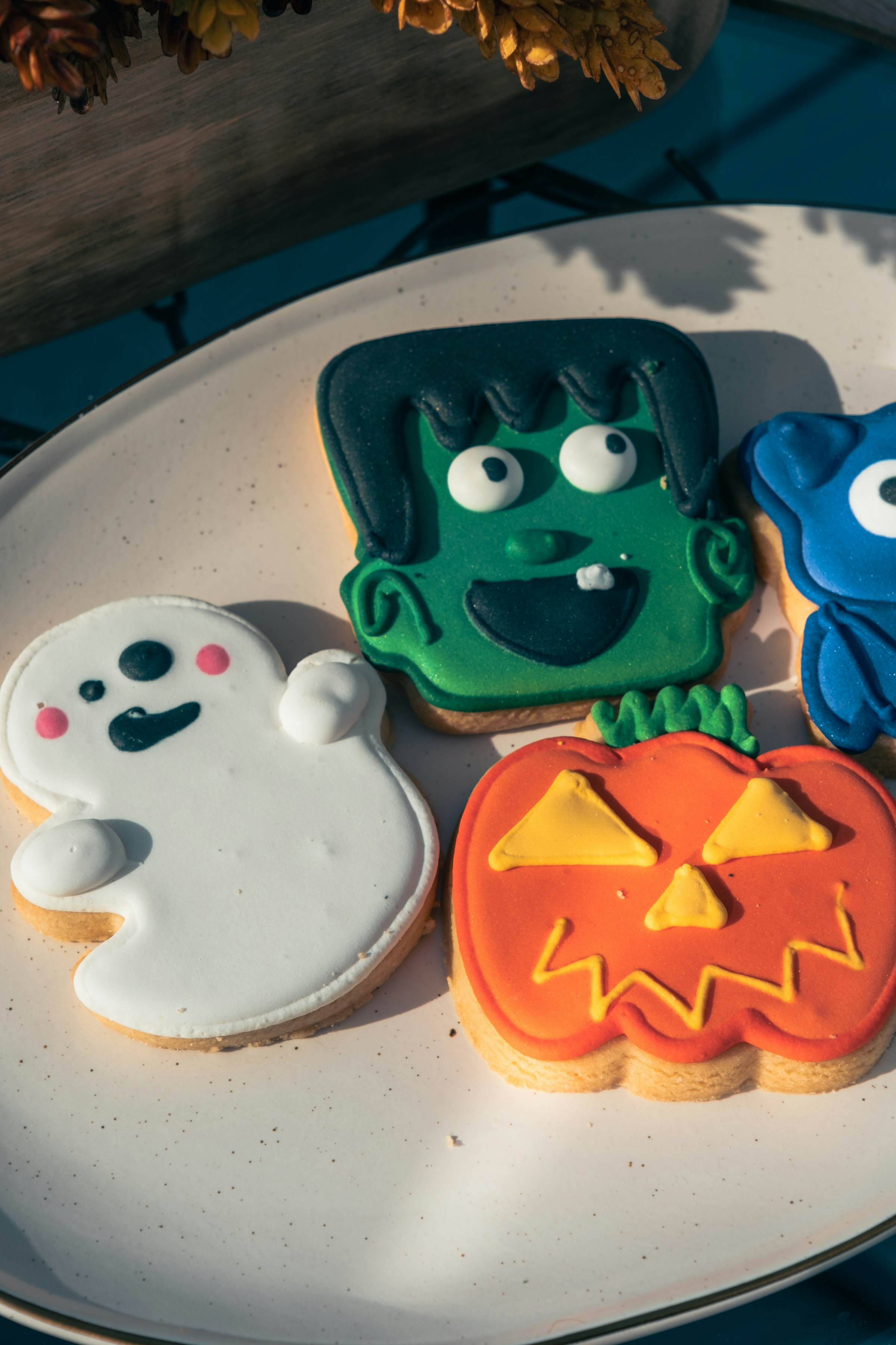 Galletas con temática de Halloween servidas en un plato | Fuente: Unsplash