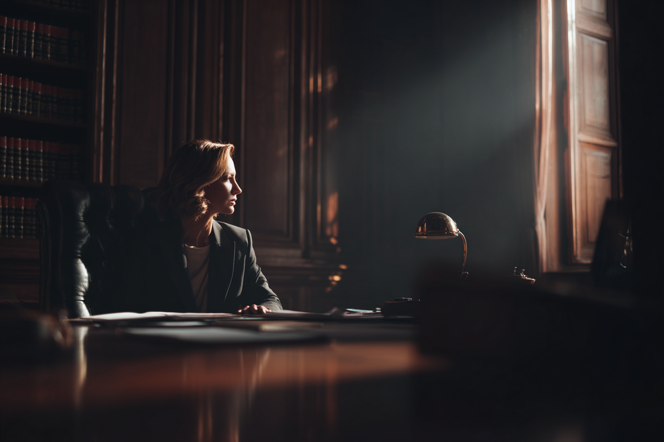 Una abogada sentada en su despacho | Fuente: Midjourney