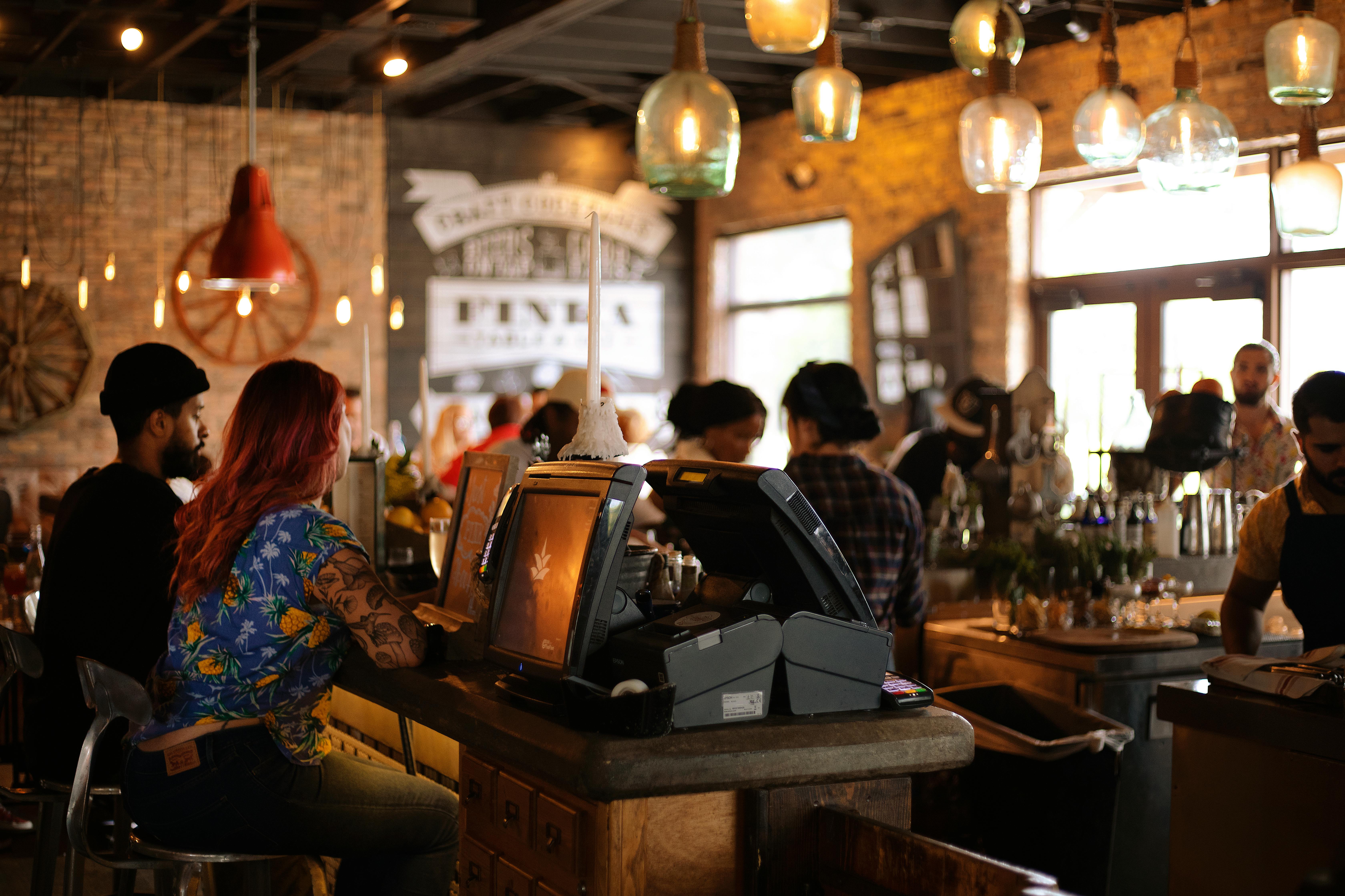 Gente en una cafetería | Fuente: Pexels