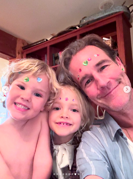 James Van Der Beek con dos de sus hijos, publicado el 11 de octubre de 2025. | Fuente: Instagram/vanderjames