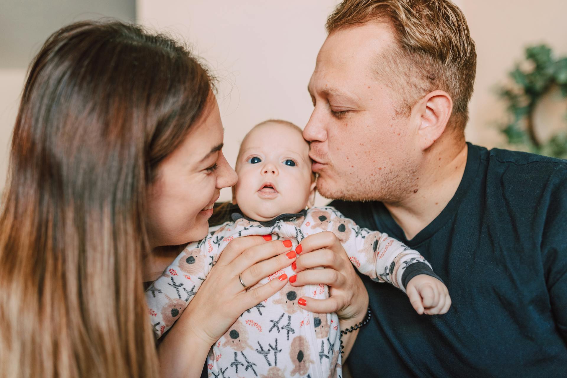 Una feliz familia de tres | Fuente: Pexels