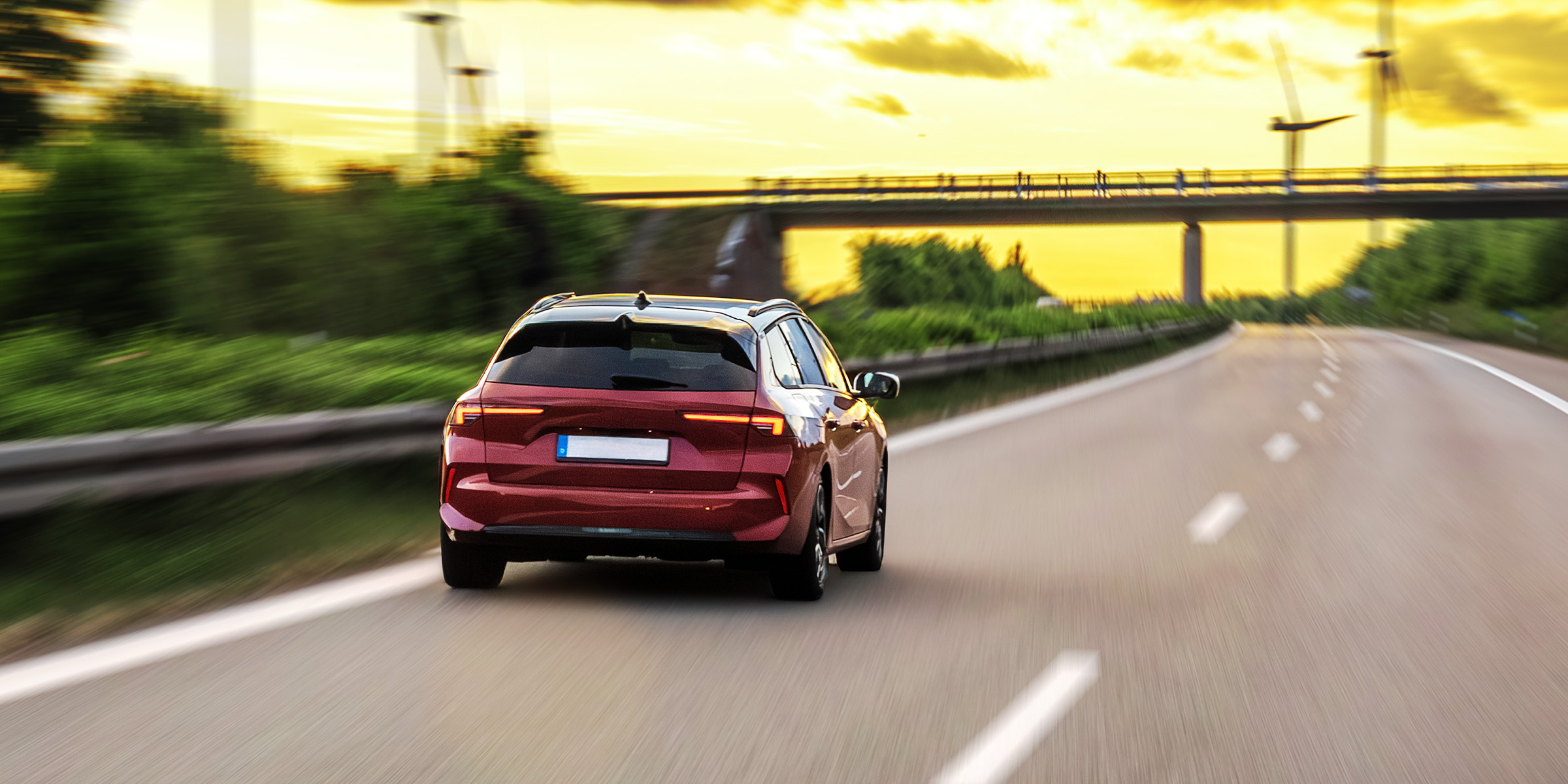 Un automóvil en movimiento | Fuente: Freepik