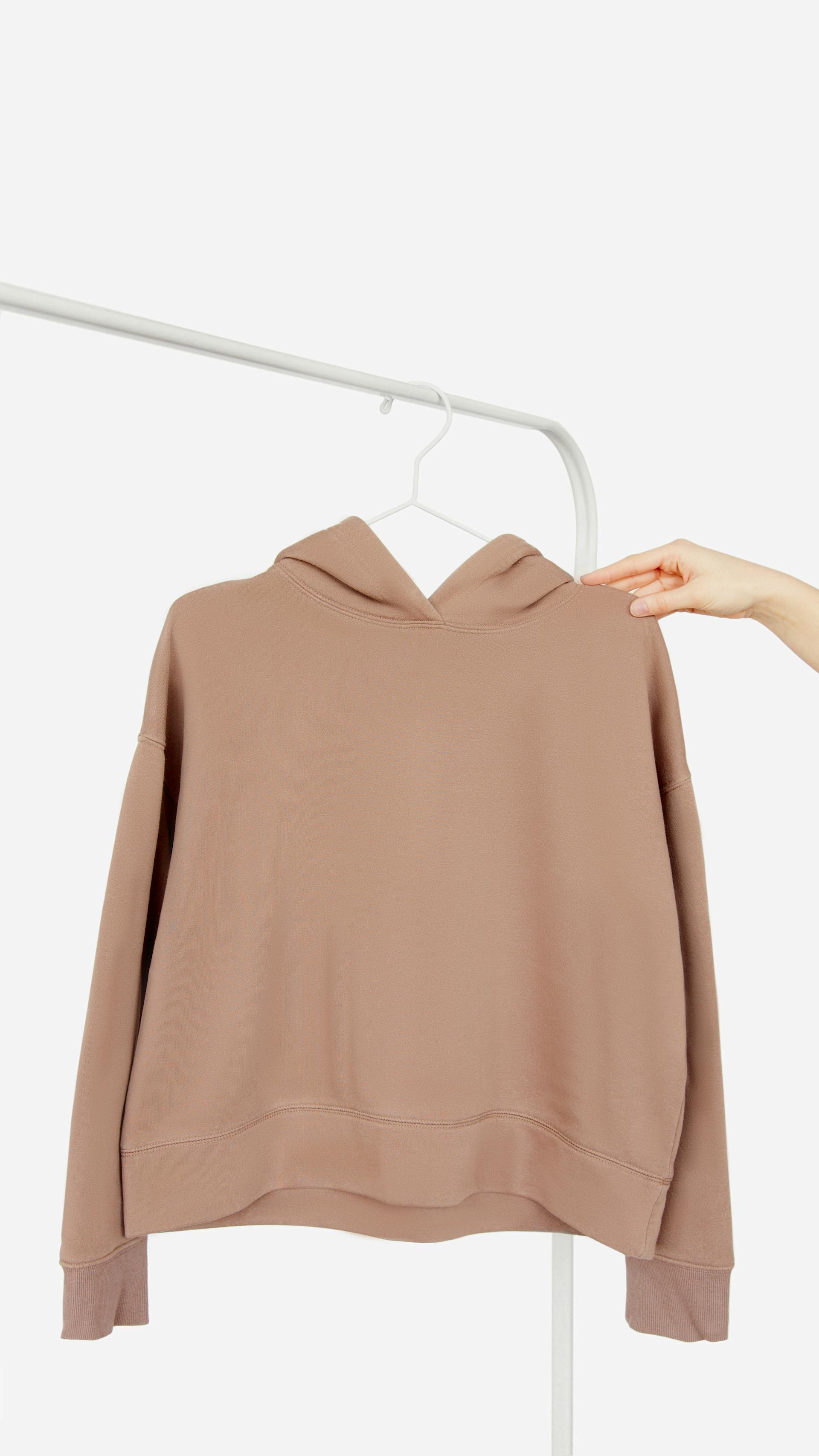 Una persona con una sudadera rosa empolvada | Fuente: Pexels